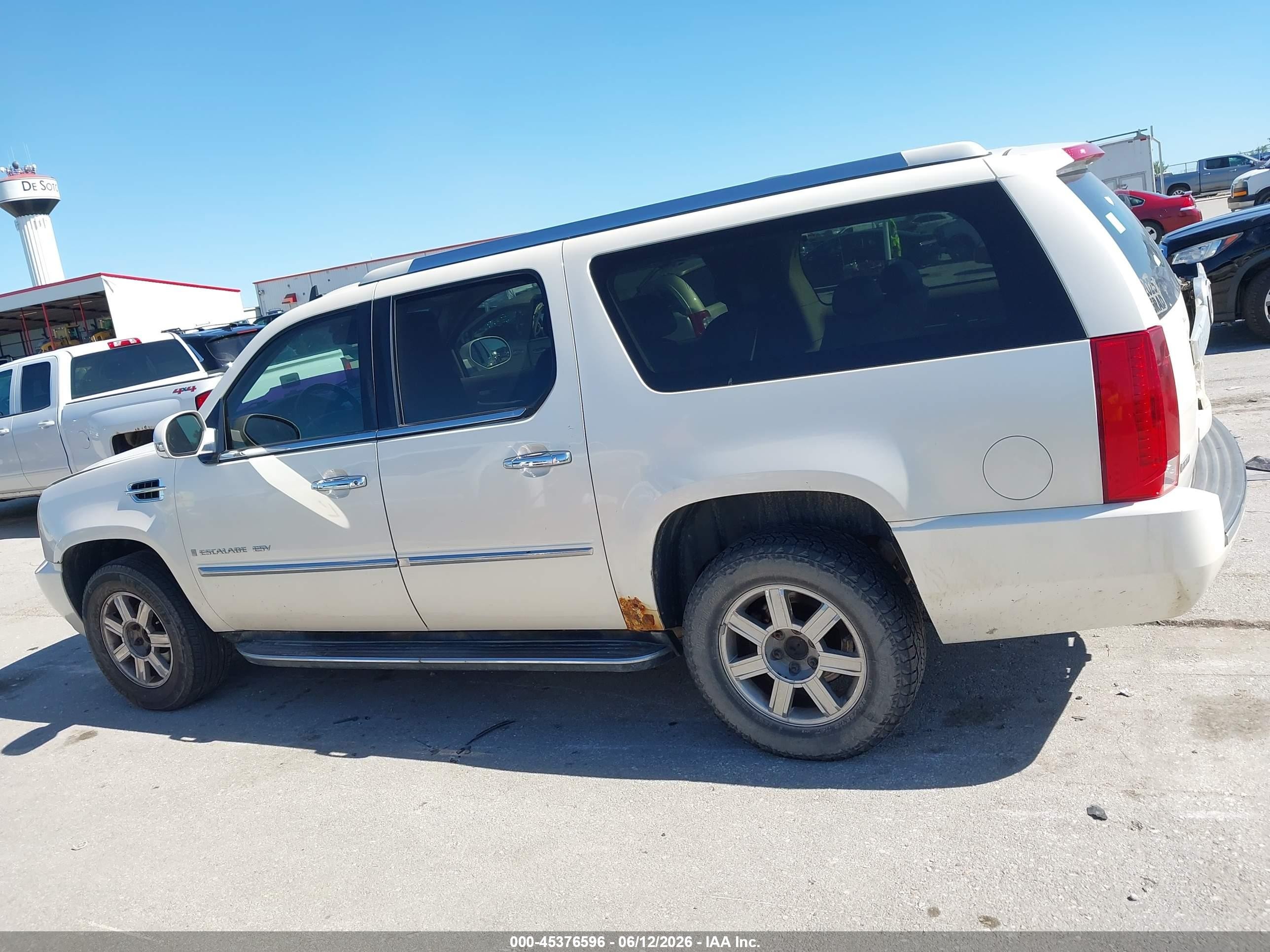 2009 Cadillac Escalade Esv Standard White vin: 1GYFK26289R121077