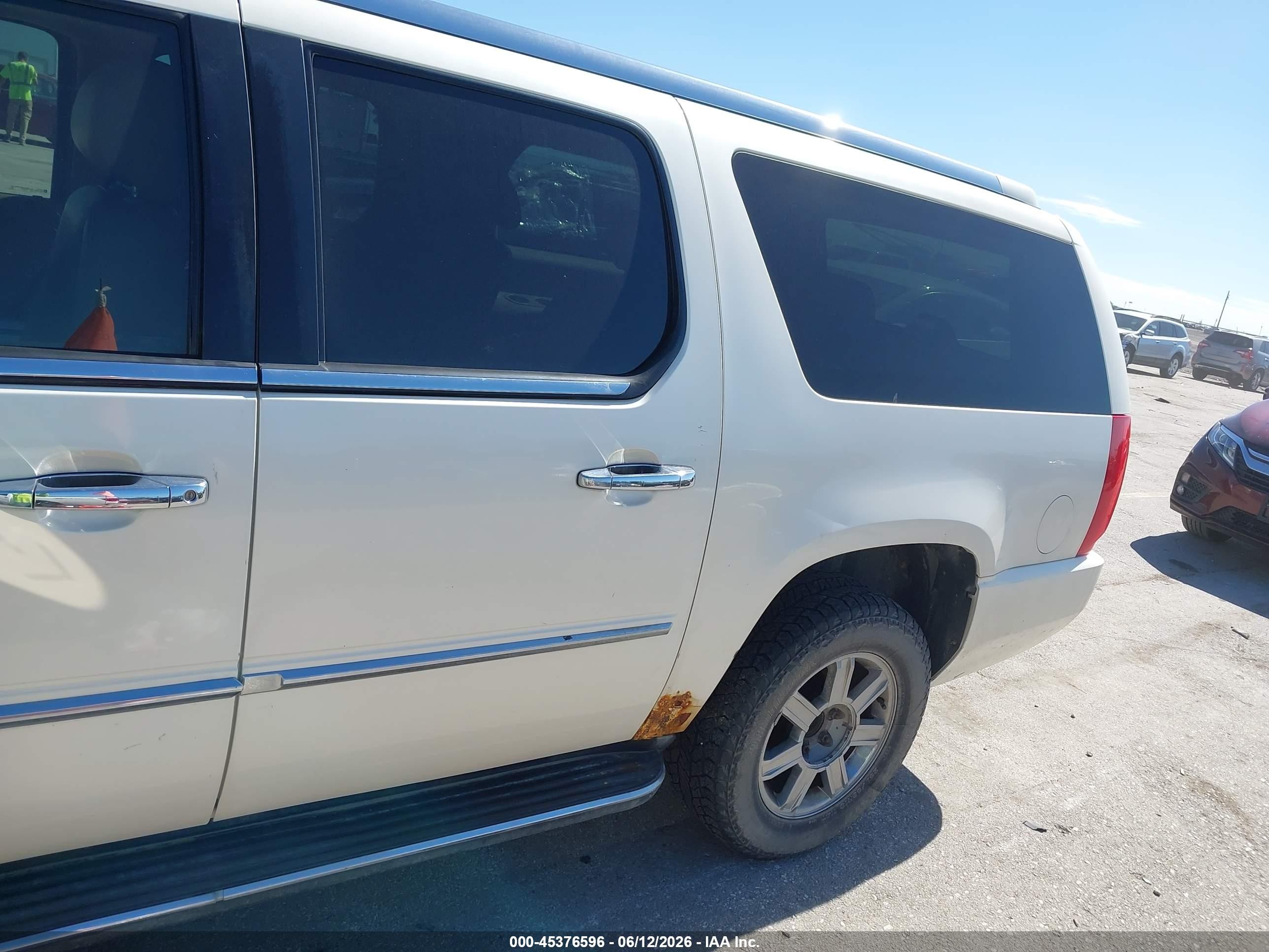 2009 Cadillac Escalade Esv Standard White vin: 1GYFK26289R121077