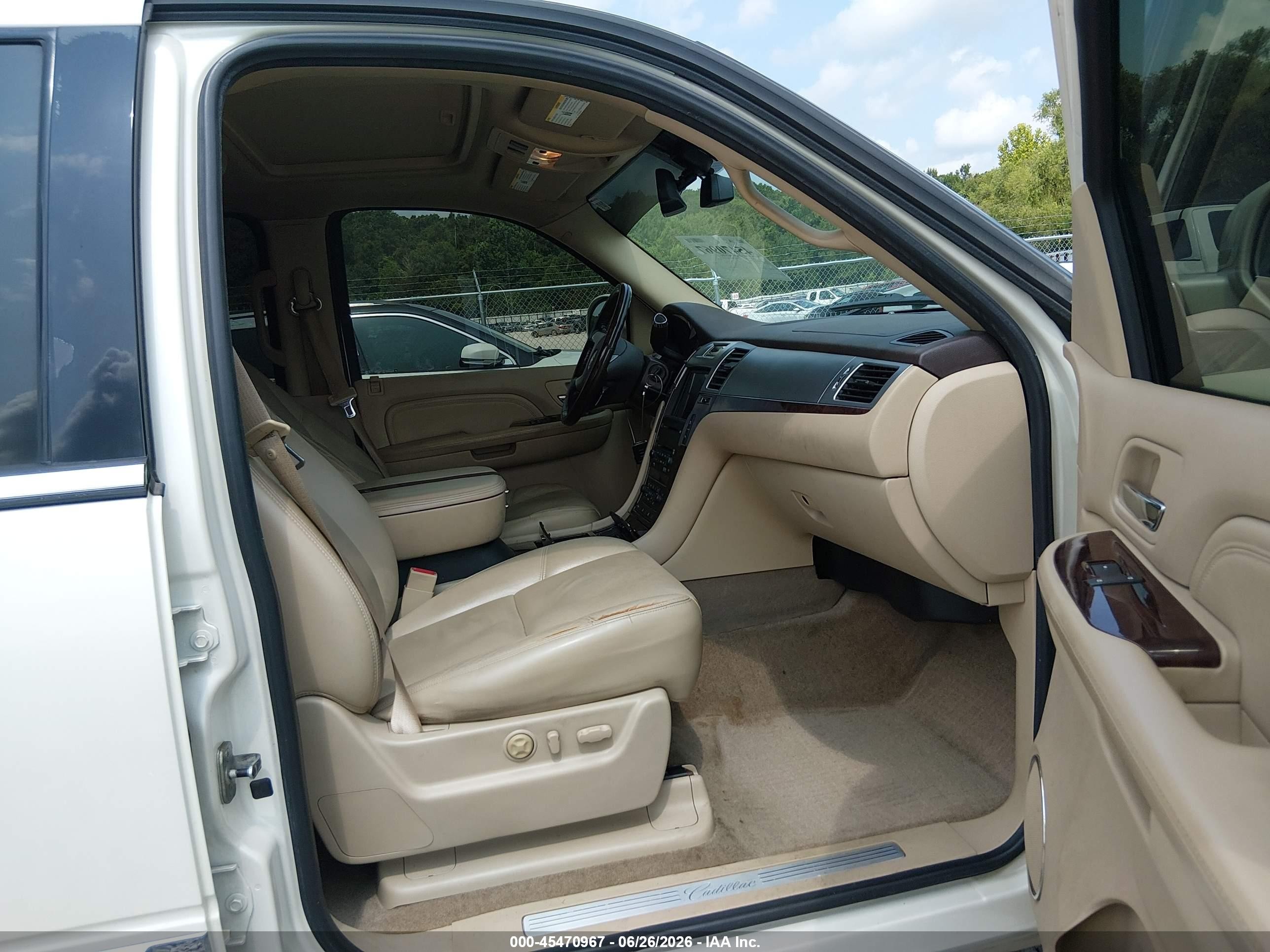 2009 Cadillac Escalade Esv Standard White vin: 1GYFK26299R109925