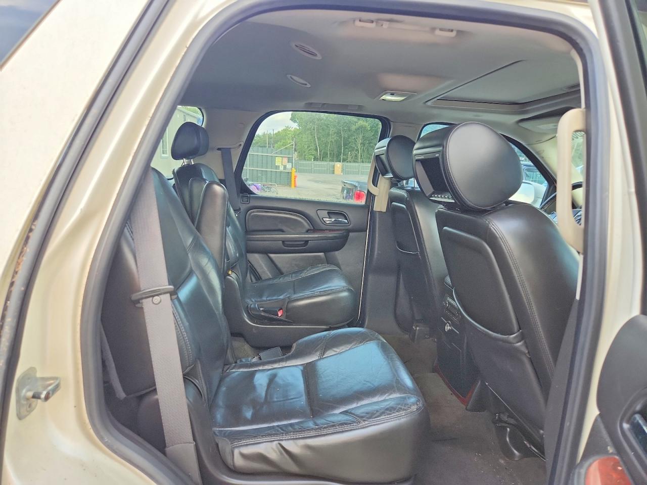 2008 Cadillac Escalade Luxury White vin: 1GYFK63808R173141