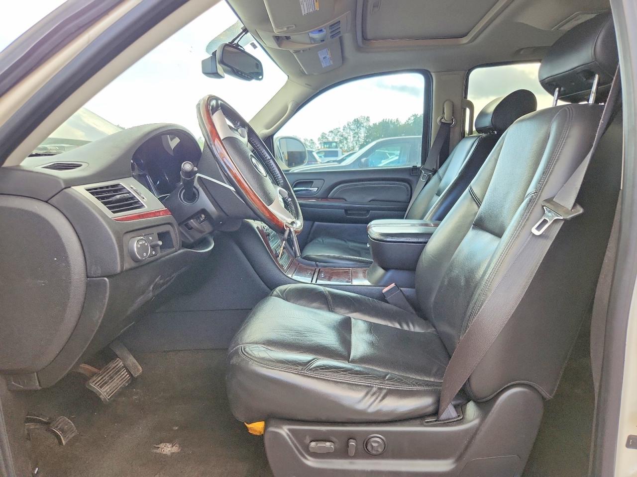 2008 Cadillac Escalade Luxury White vin: 1GYFK63808R173141