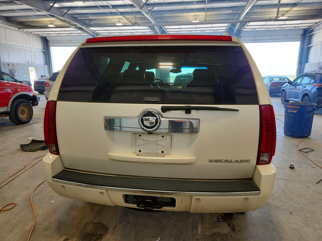 2007 Cadillac Escalade Luxury White vin: 1GYFK63817R356207