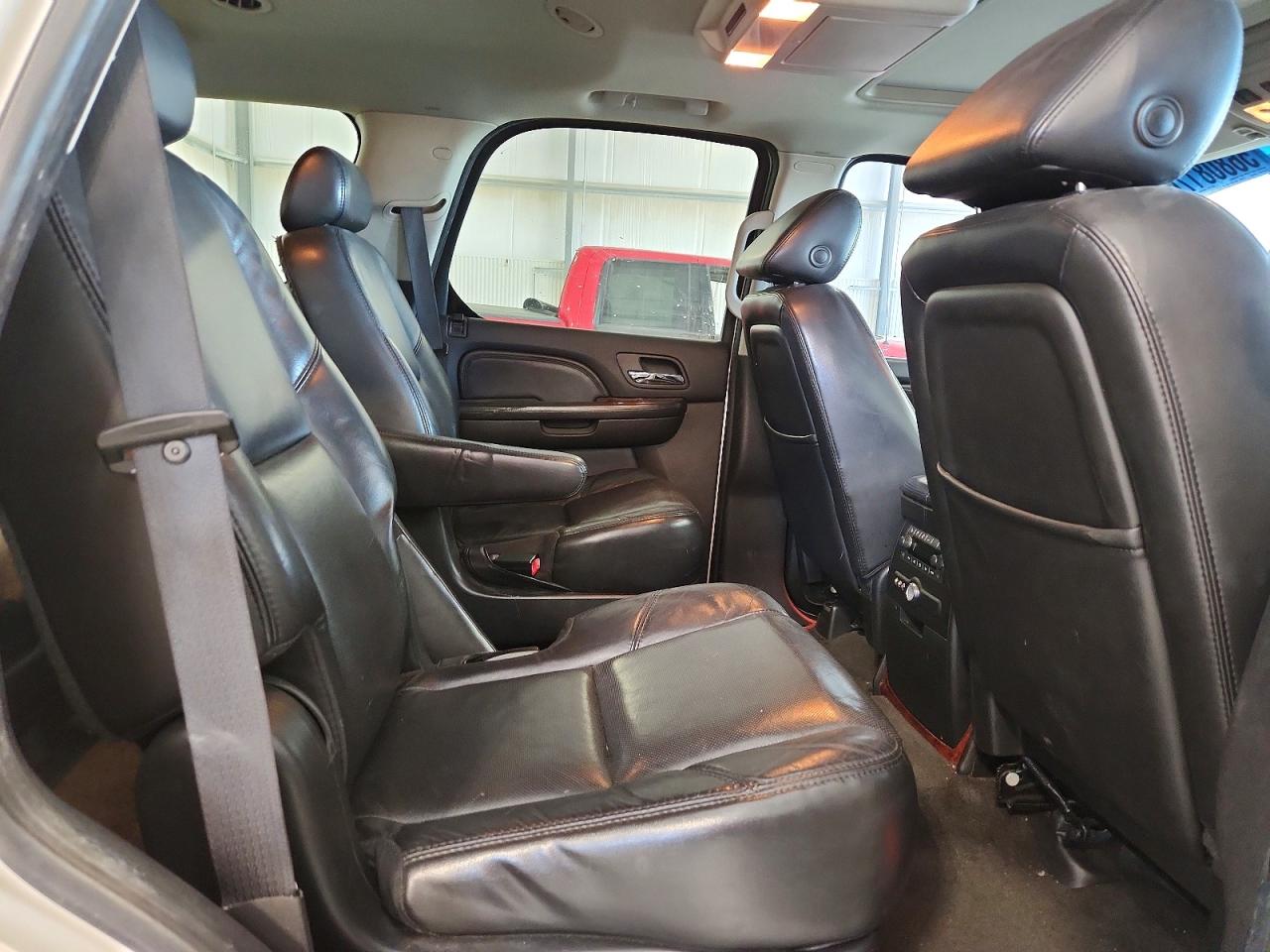 2007 Cadillac Escalade Luxury White vin: 1GYFK63817R356207