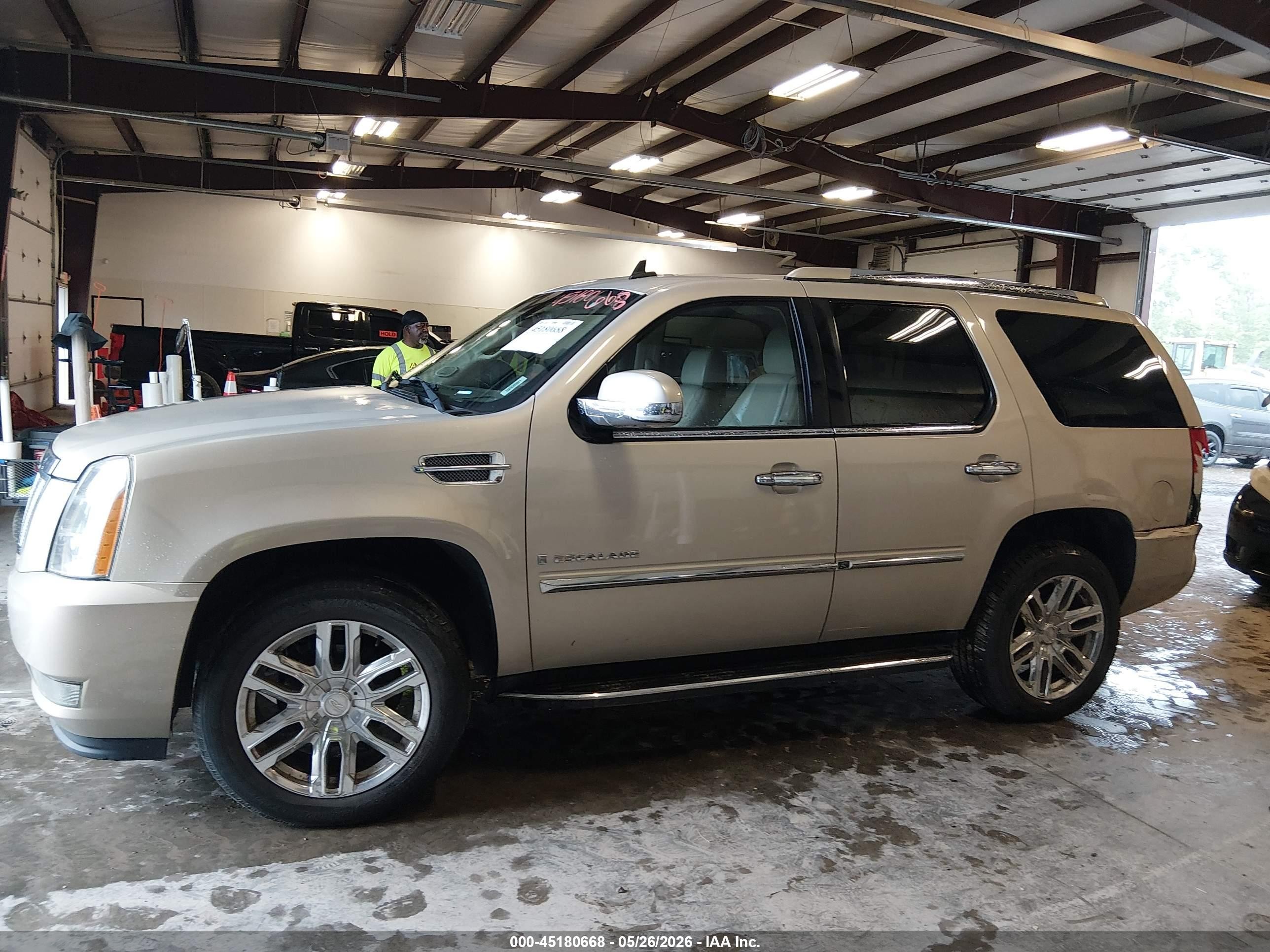 2008 Cadillac Escalade Standard Золотой vin: 1GYFK63818R166263