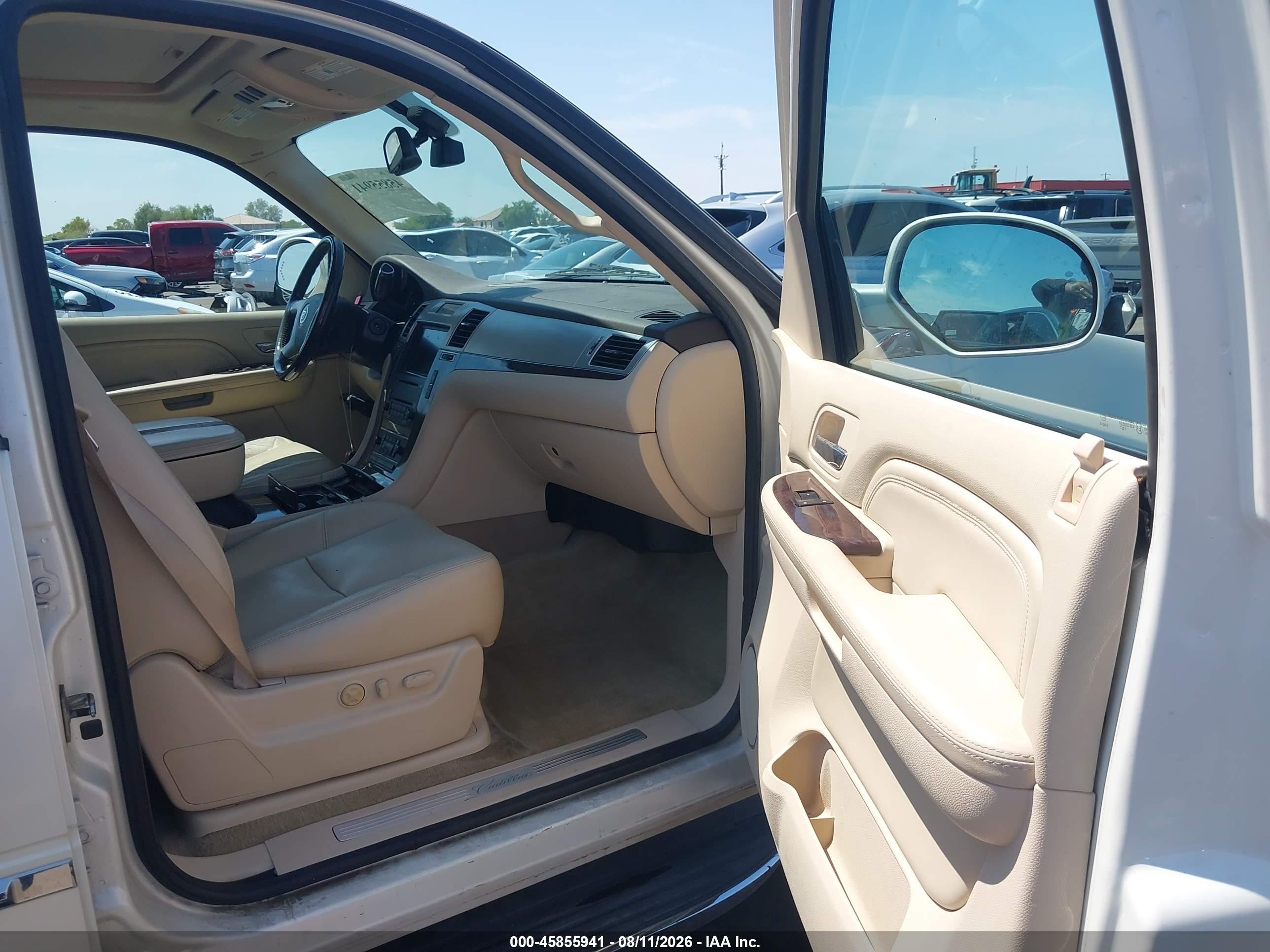 2008 Cadillac Escalade   White vin: 1GYFK63818R191387