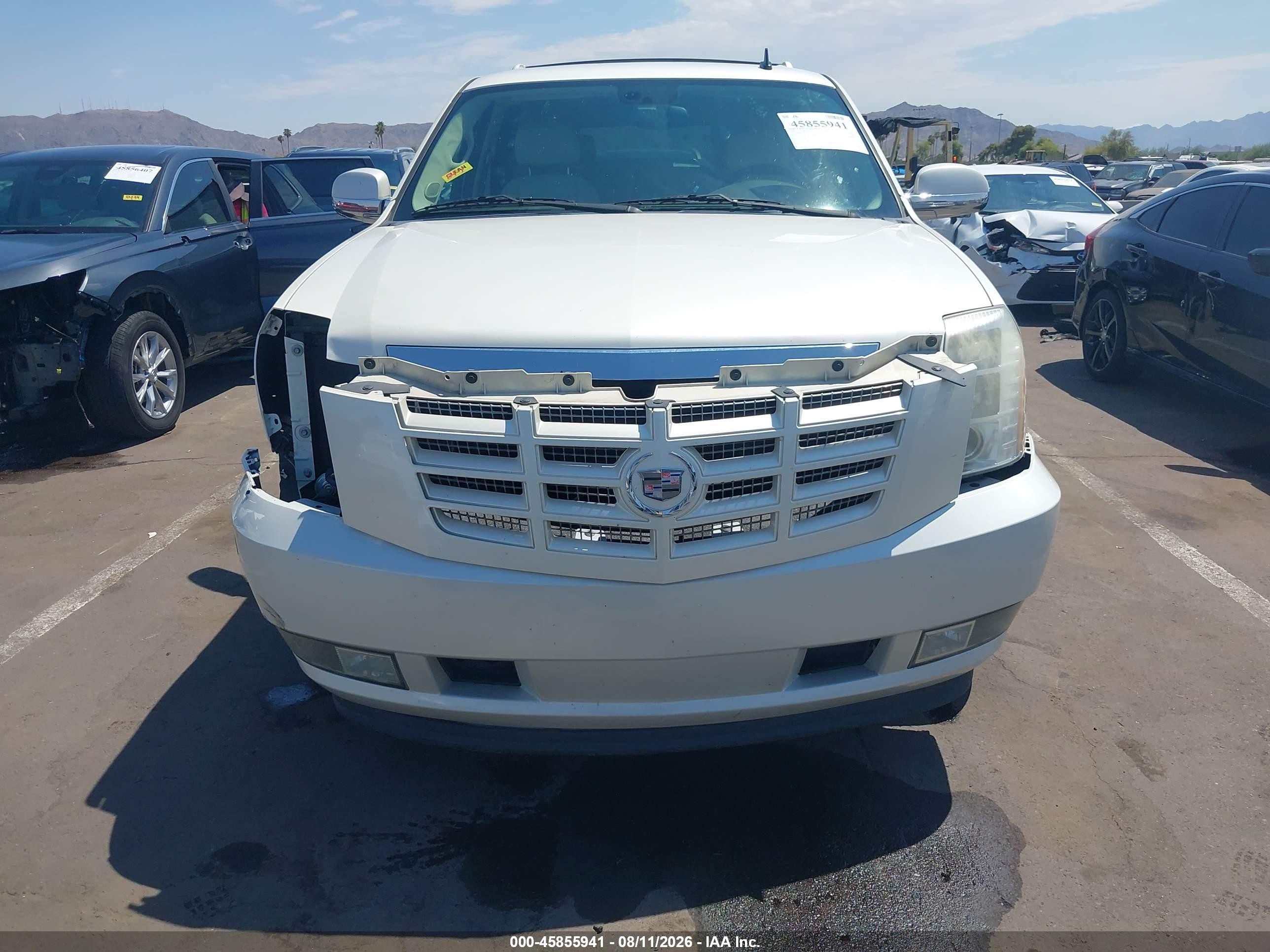 2008 Cadillac Escalade   White vin: 1GYFK63818R191387