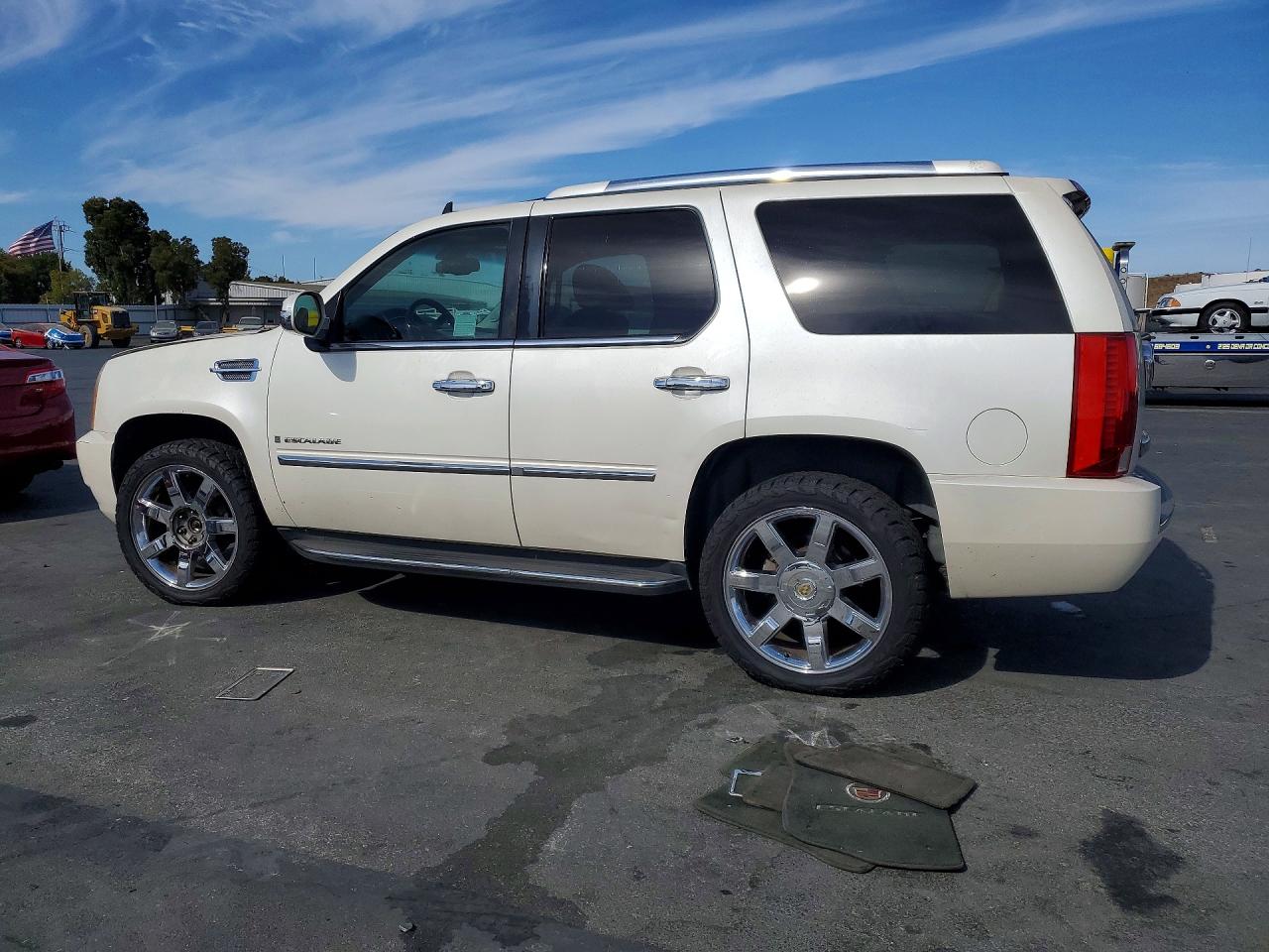 2008 Cadillac Escalade Luxury White vin: 1GYFK63818R197027