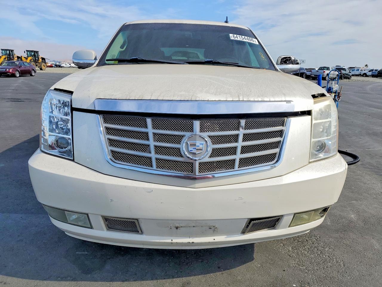 2008 Cadillac Escalade Luxury White vin: 1GYFK63818R197027