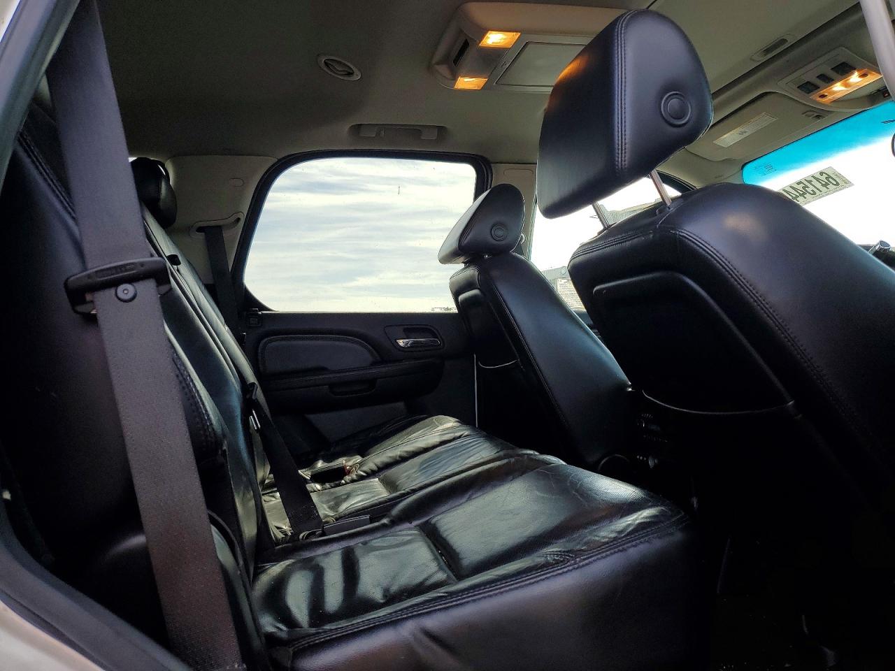 2008 Cadillac Escalade Luxury White vin: 1GYFK63818R197027