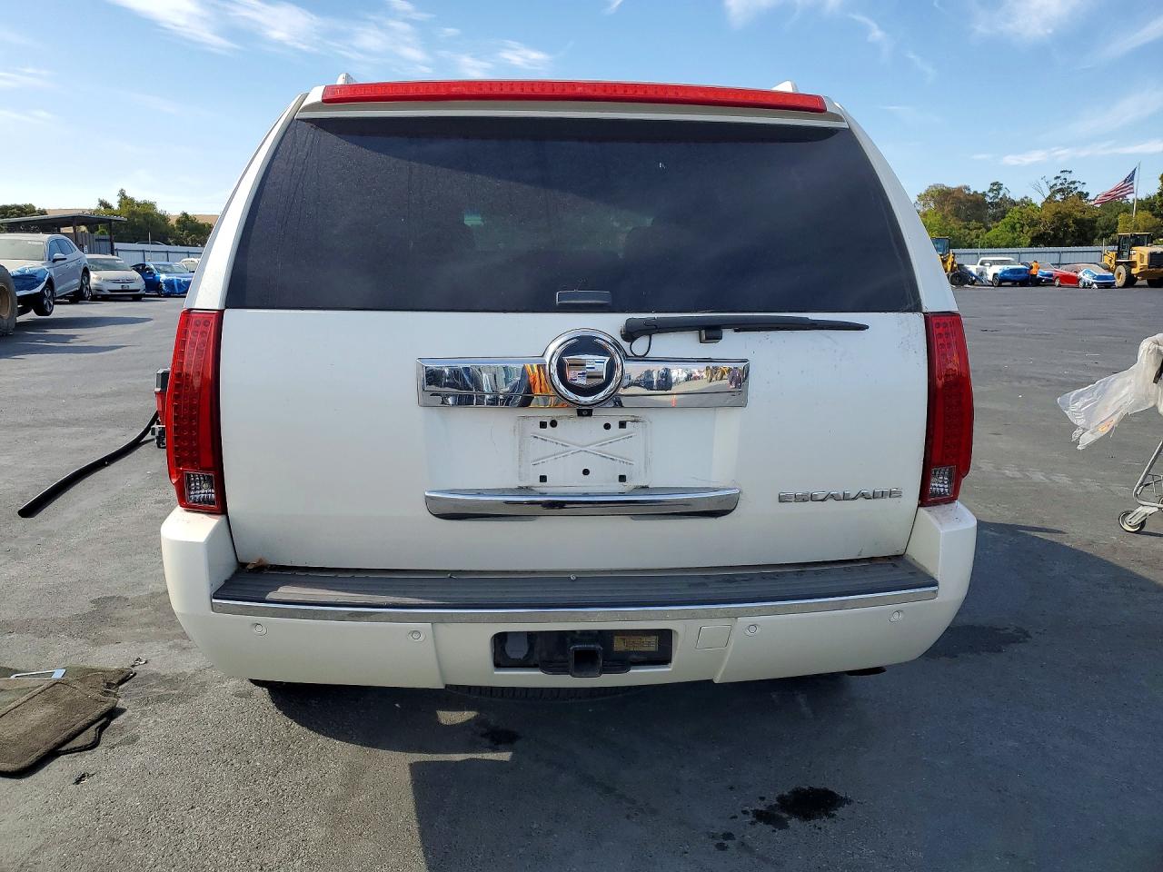 2008 Cadillac Escalade Luxury White vin: 1GYFK63818R197027