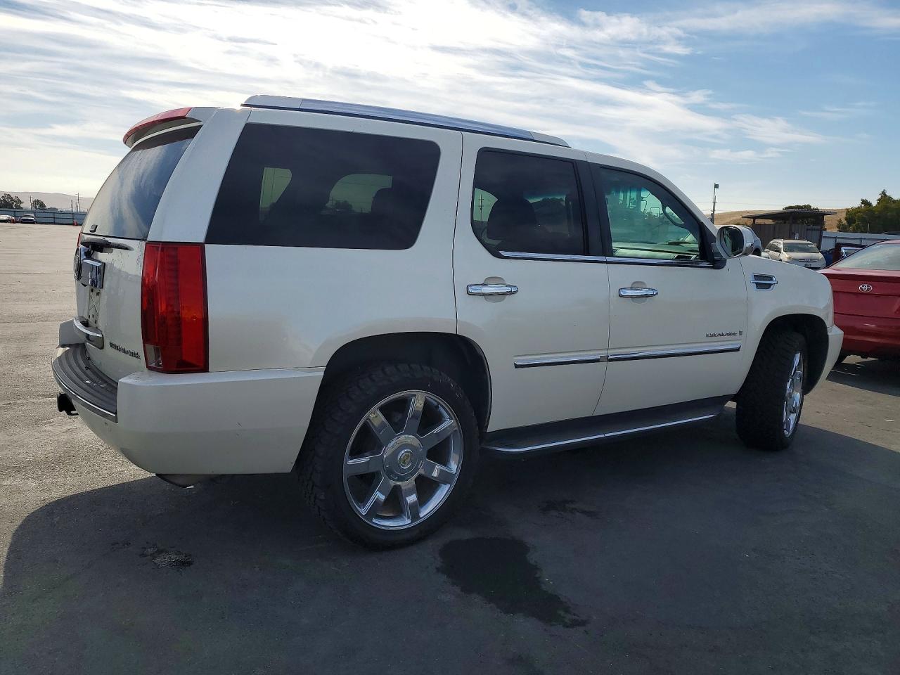 2008 Cadillac Escalade Luxury White vin: 1GYFK63818R197027