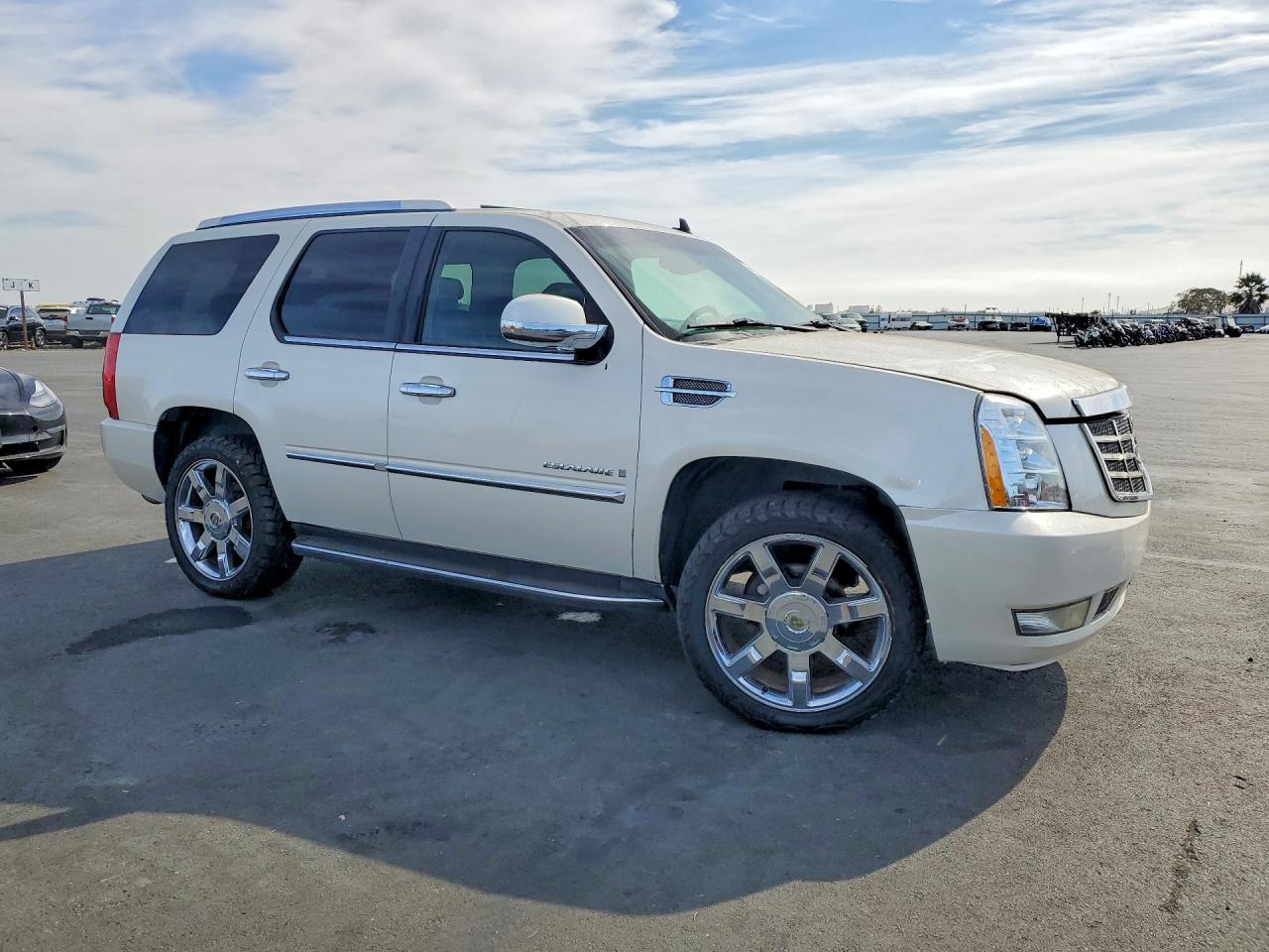 2008 Cadillac Escalade Luxury White vin: 1GYFK63818R197027