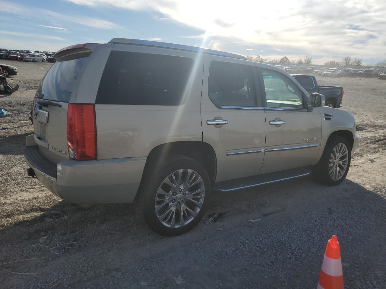 2008 Cadillac Escalade Luxury Silver vin: 1GYFK63818R252558