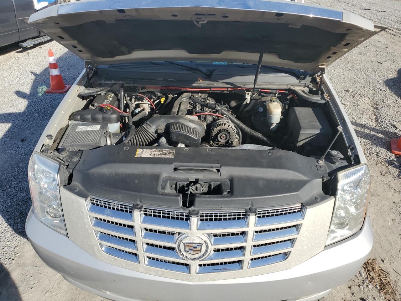 2008 Cadillac Escalade Luxury Silver vin: 1GYFK63818R252558