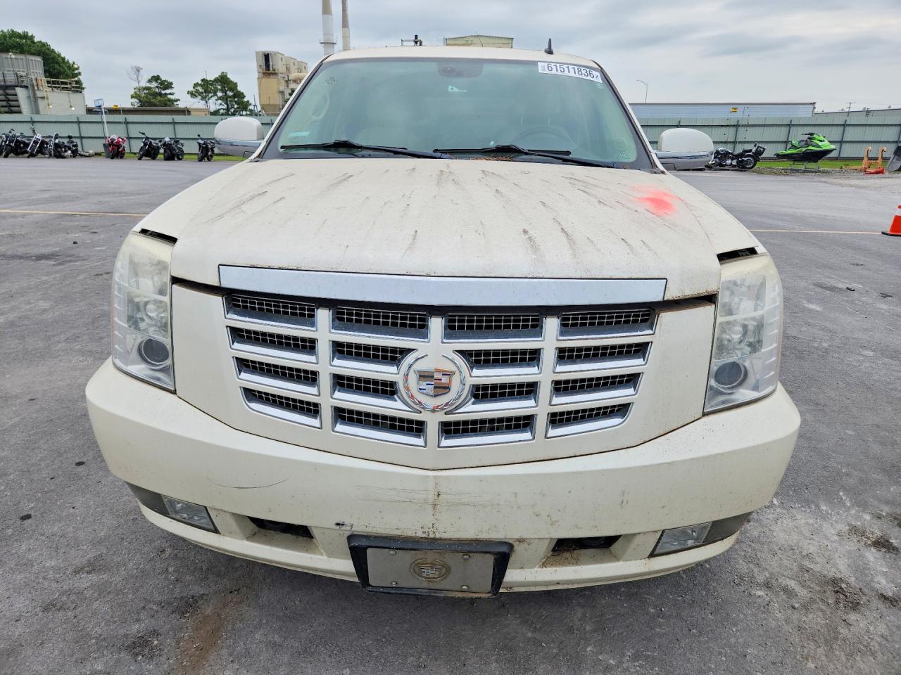 2008 Cadillac Escalade Luxury White vin: 1GYFK63818R268405