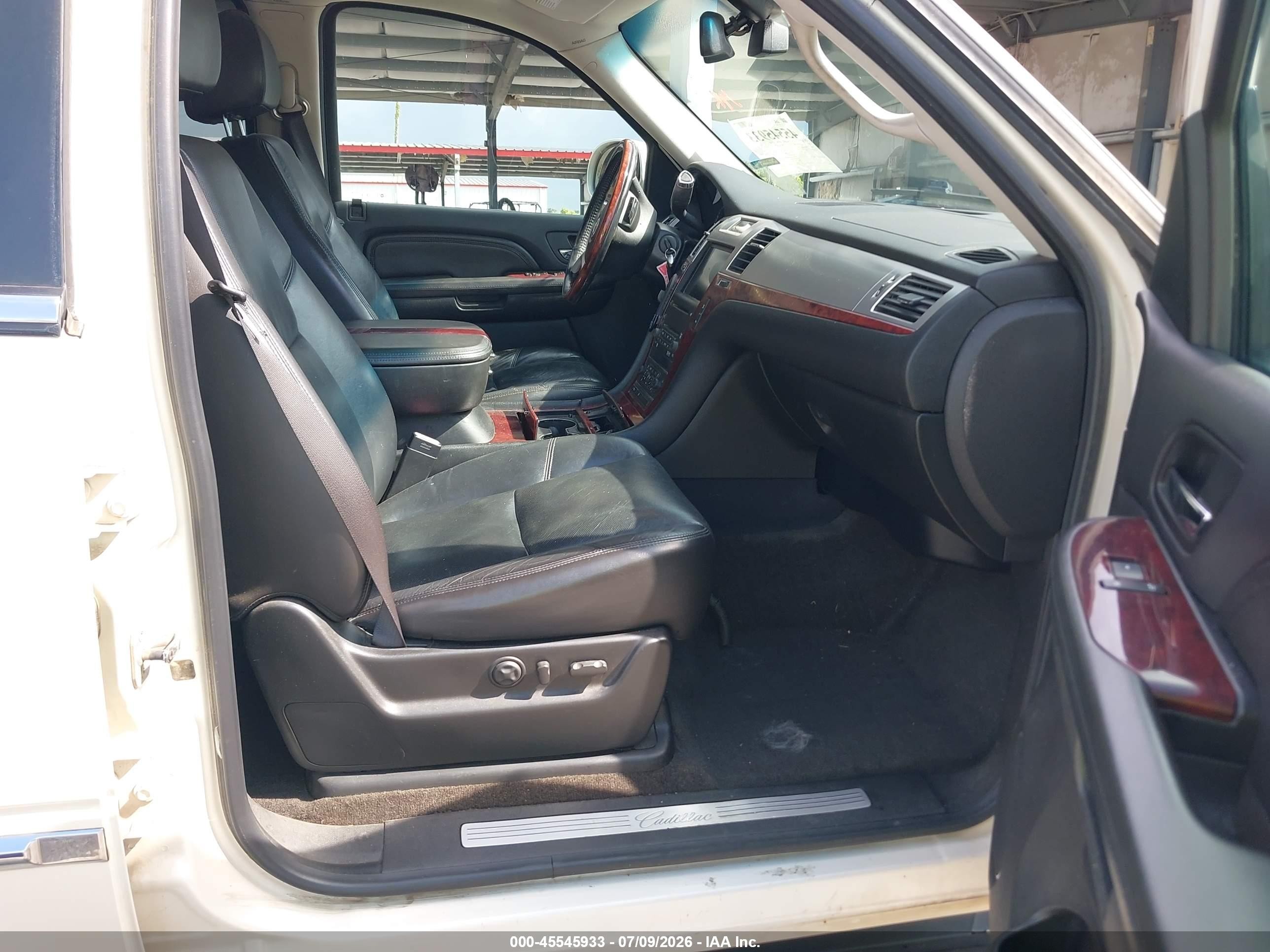 2008 Cadillac Escalade   White vin: 1GYFK63818R273586