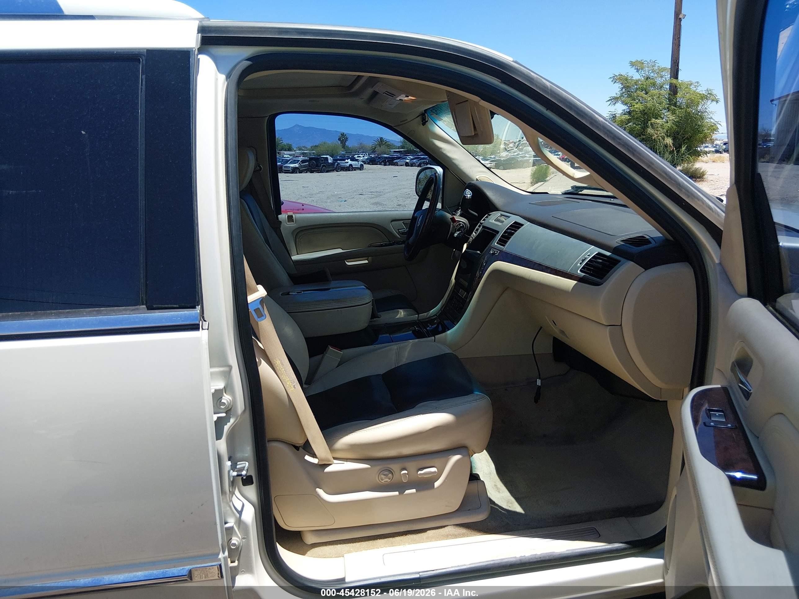 2007 Cadillac Escalade   White vin: 1GYFK63827R177237