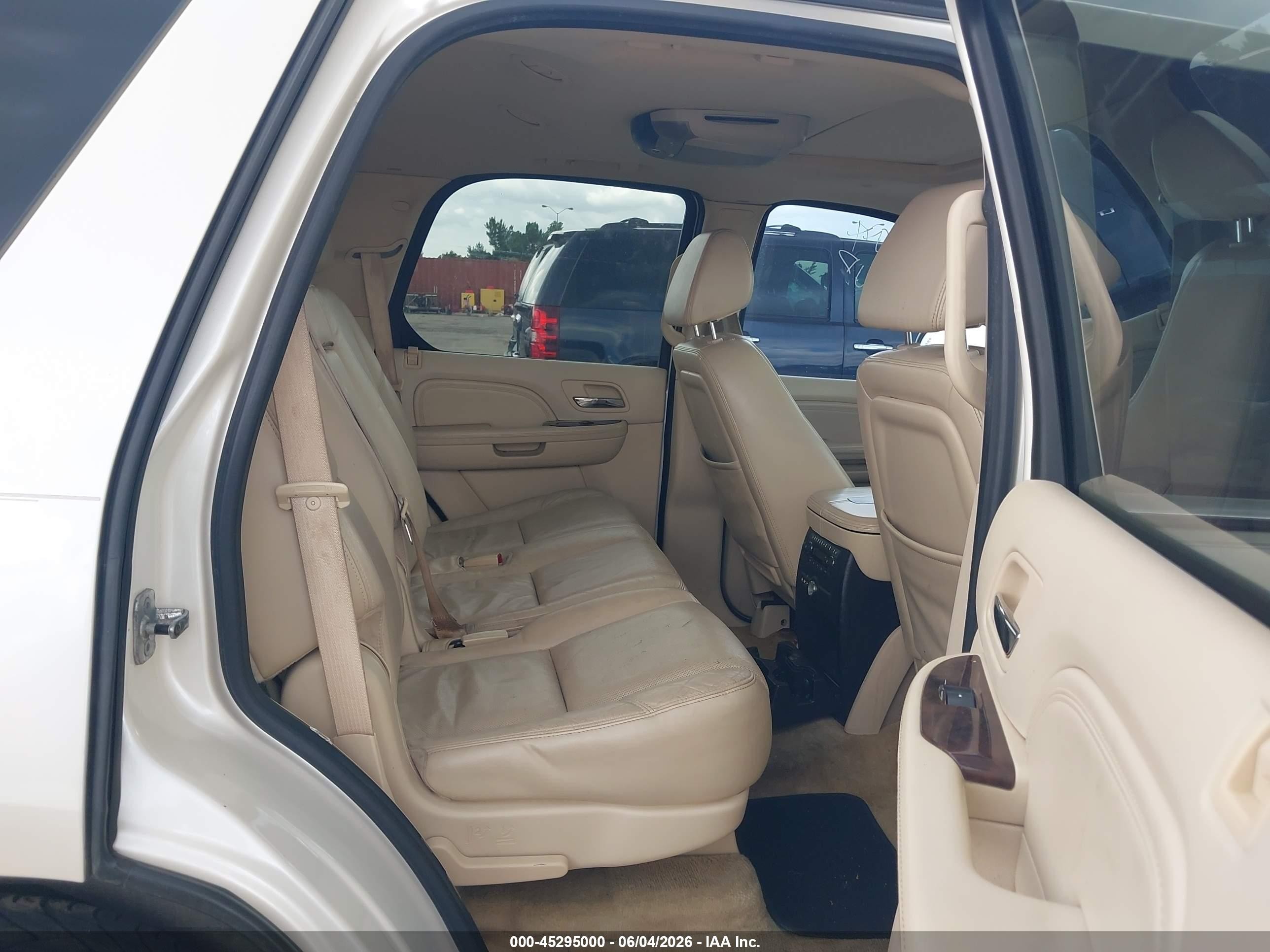 2008 Cadillac Escalade Standard Cream vin: 1GYFK63828R255470