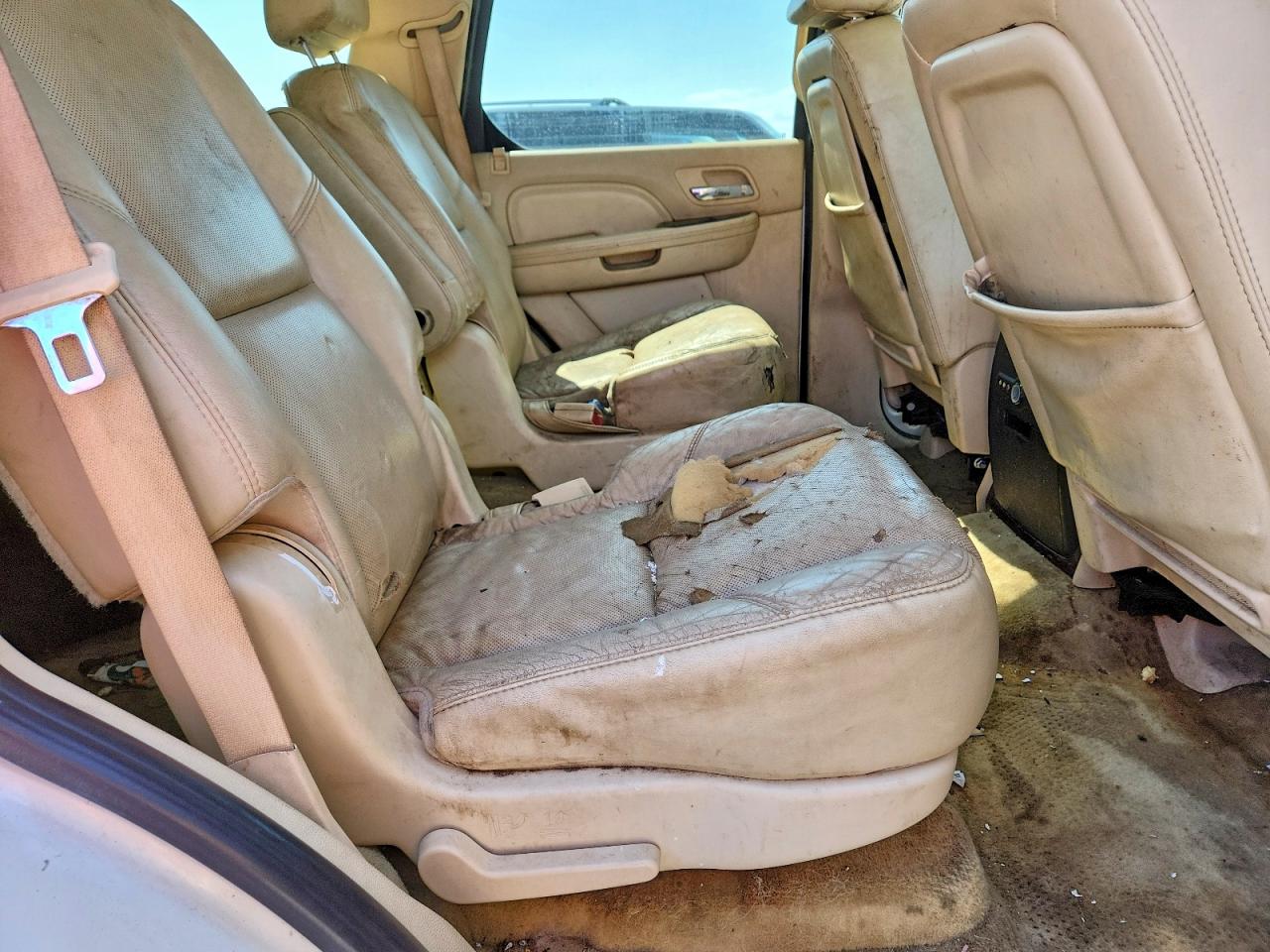 2007 Cadillac Escalade Luxury White vin: 1GYFK63837R349565