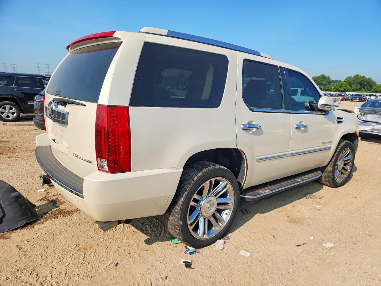 2008 Cadillac Escalade Luxury White vin: 1GYFK63838R227208
