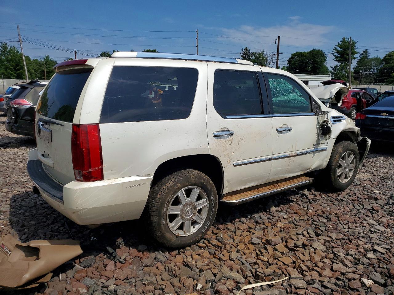 2007 Cadillac Escalade Luxury White vin: 1GYFK63847R252729