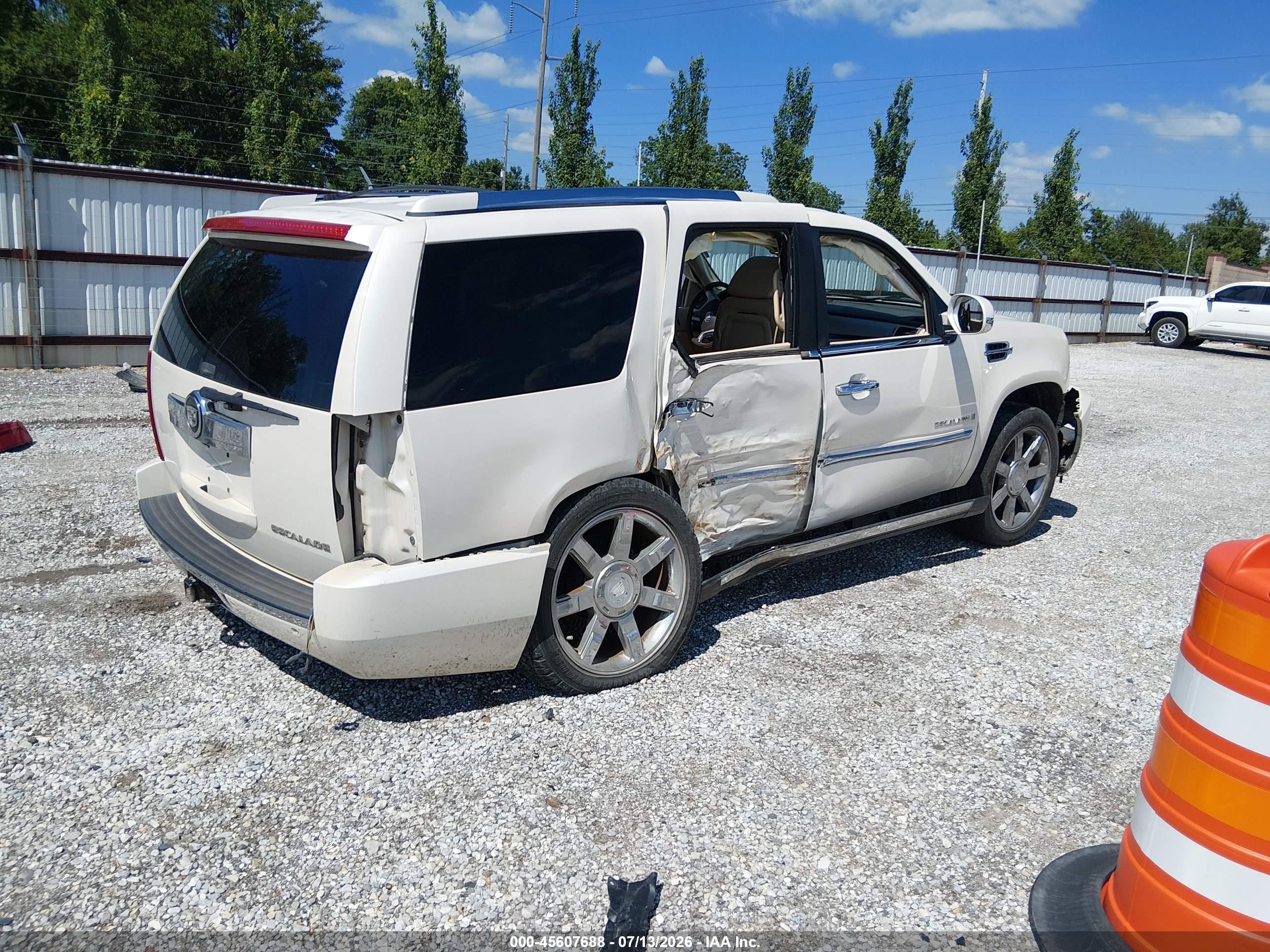 2008 Cadillac Escalade   White vin: 1GYFK63848R174745