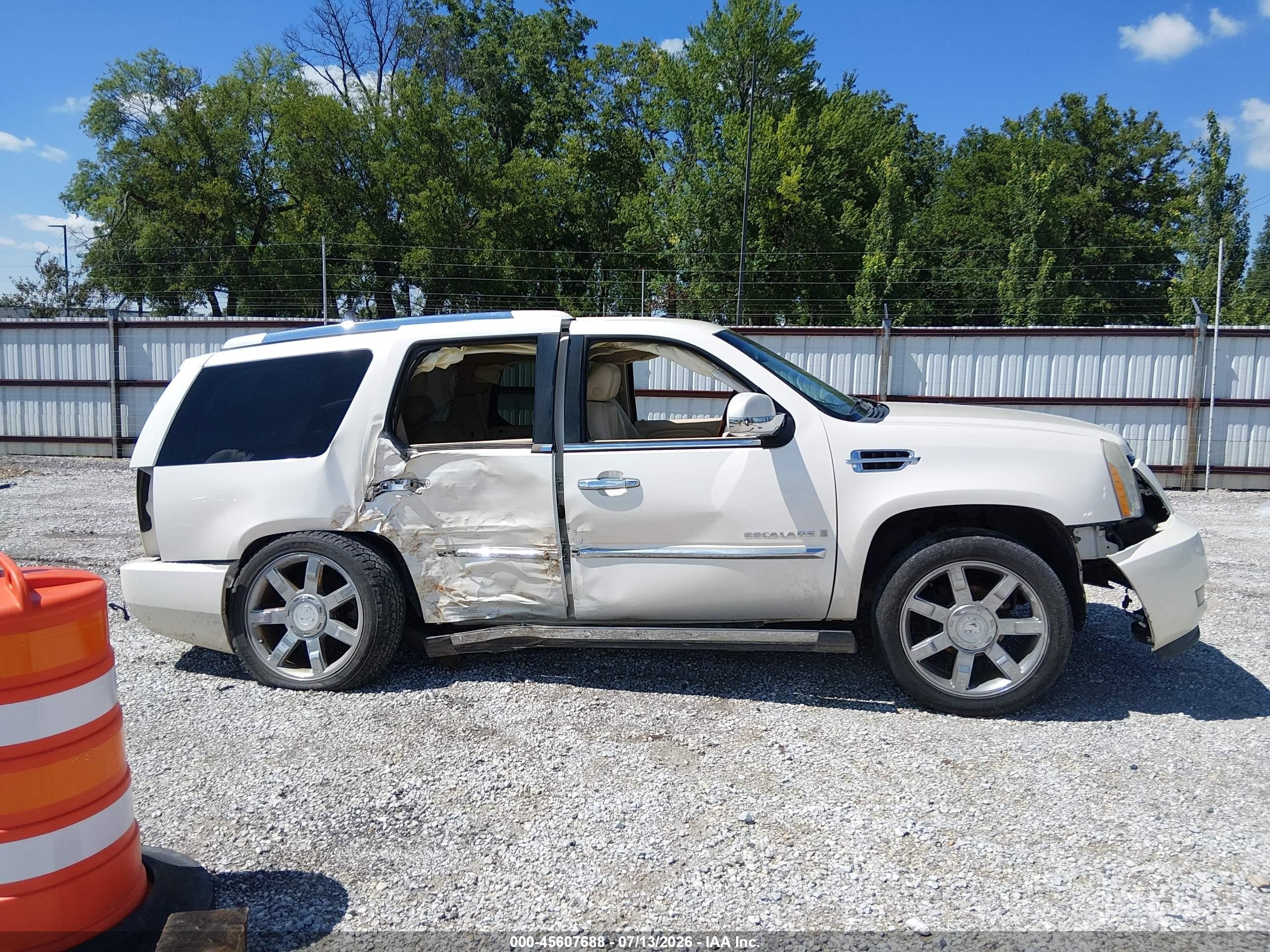 2008 Cadillac Escalade   White vin: 1GYFK63848R174745