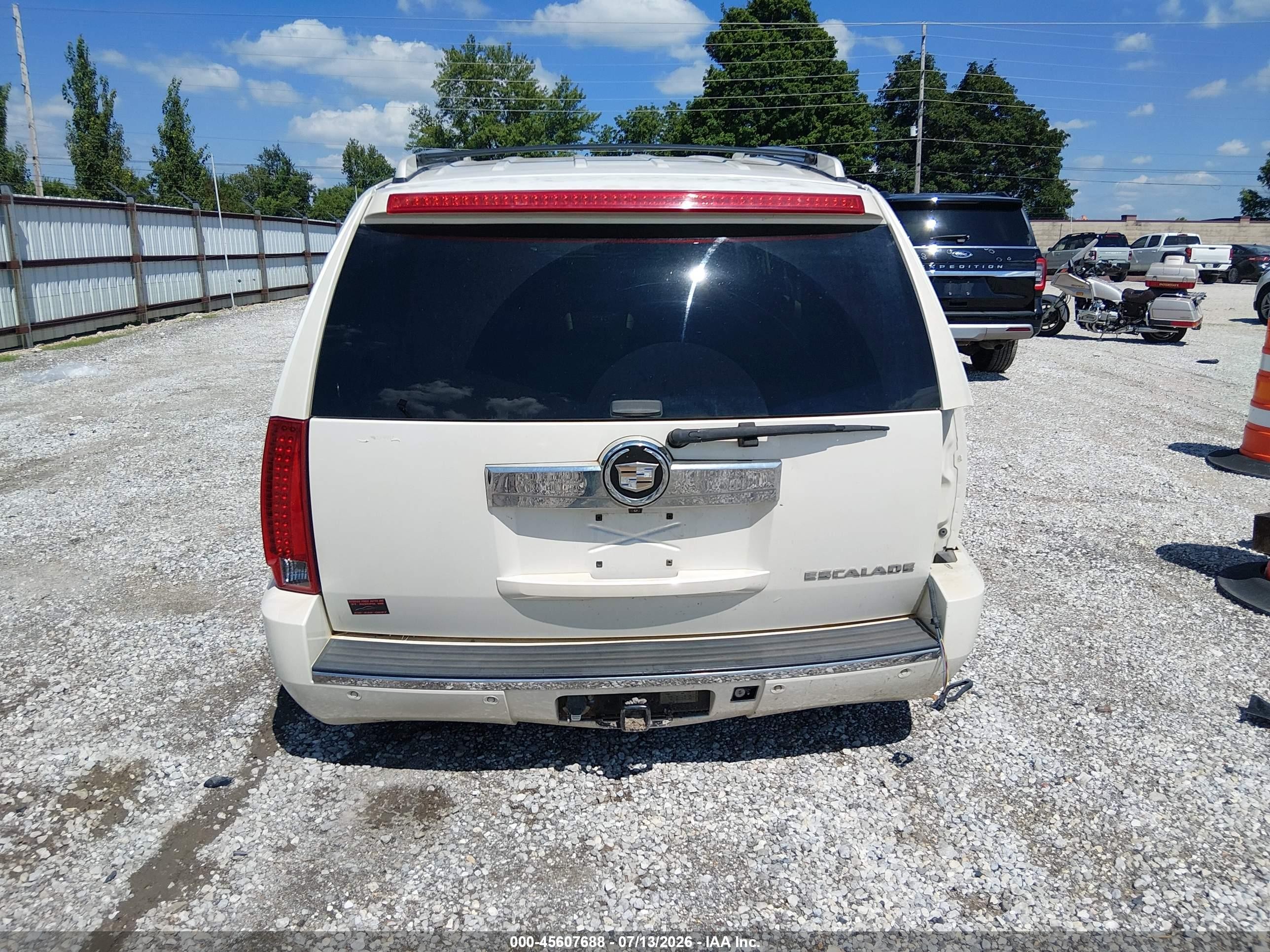 2008 Cadillac Escalade   White vin: 1GYFK63848R174745