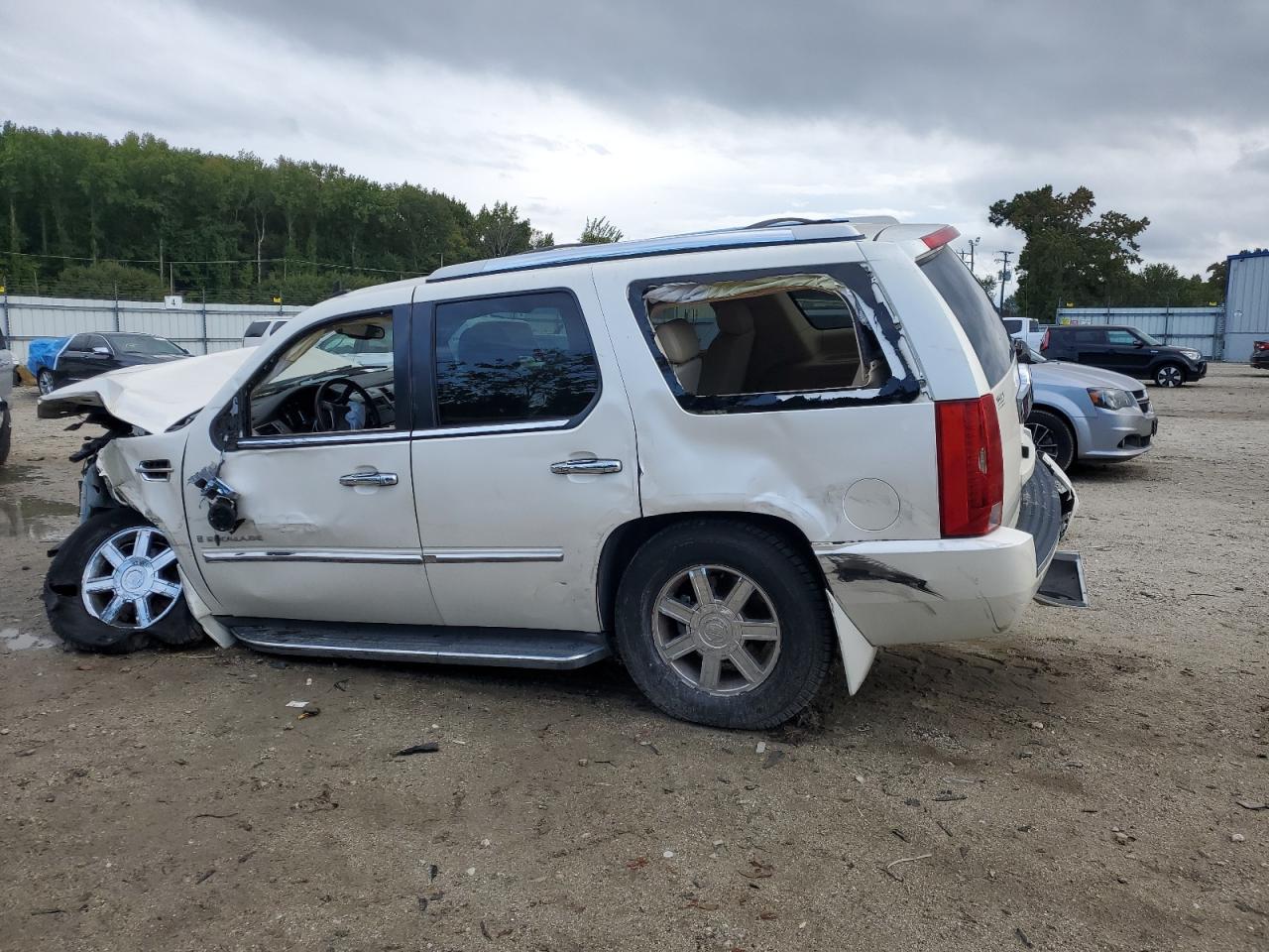 2008 Cadillac Escalade Luxury White vin: 1GYFK63858R152091