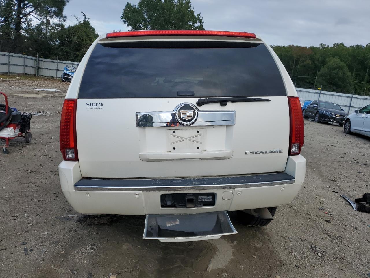 2008 Cadillac Escalade Luxury White vin: 1GYFK63858R152091