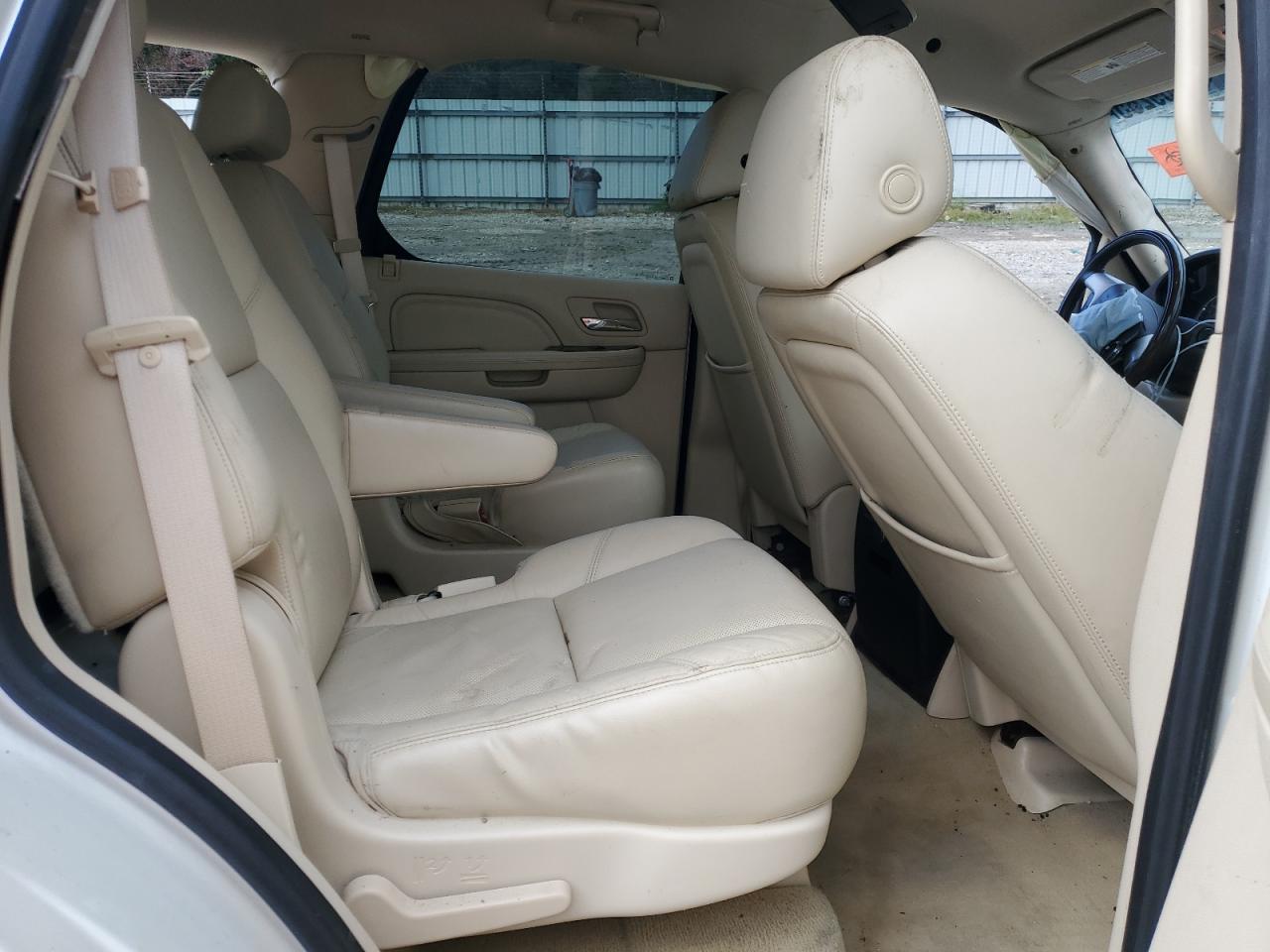 2008 Cadillac Escalade Luxury White vin: 1GYFK63858R152091