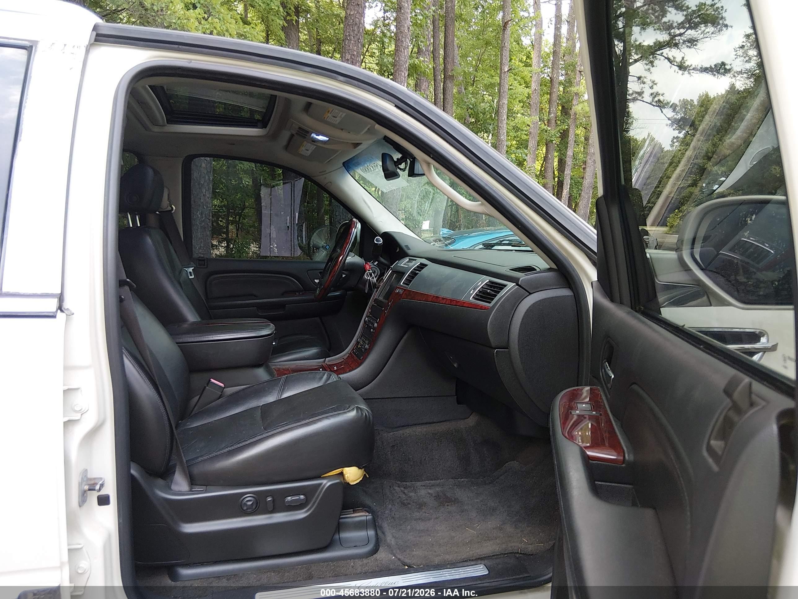 2008 Cadillac Escalade   White vin: 1GYFK63868R115437