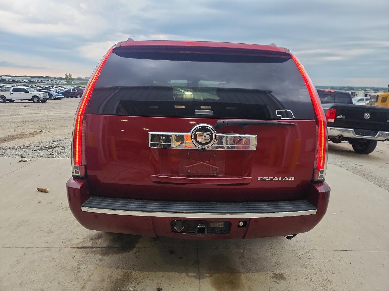 2008 Cadillac Escalade Red vin: 1GYFK63868R118970