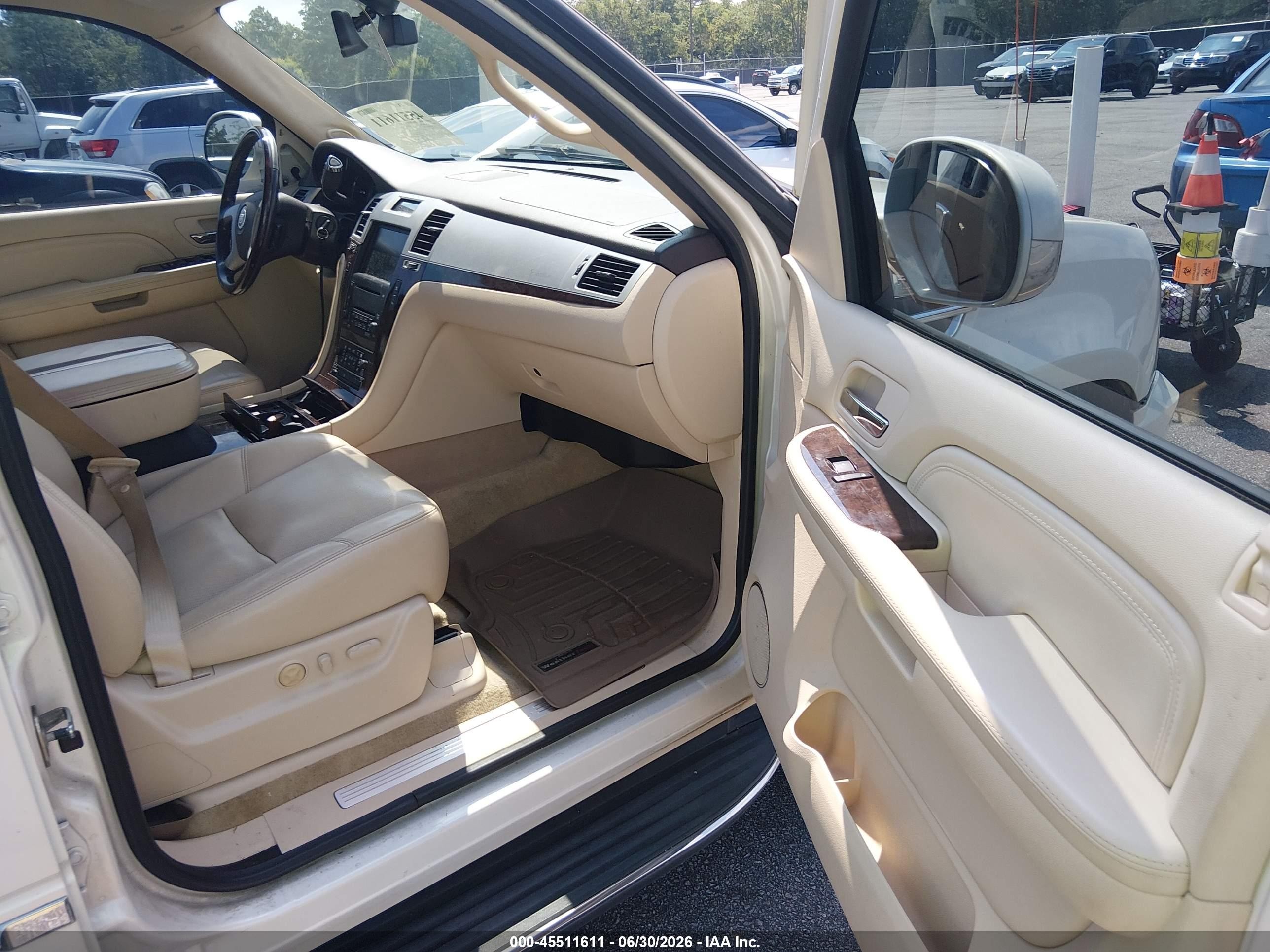 2008 Cadillac Escalade   Бежевый vin: 1GYFK63868R174200
