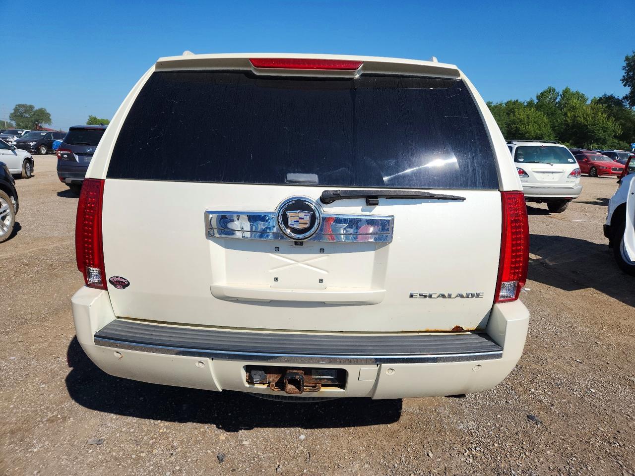 2008 Cadillac Escalade Luxury White vin: 1GYFK63868R244004