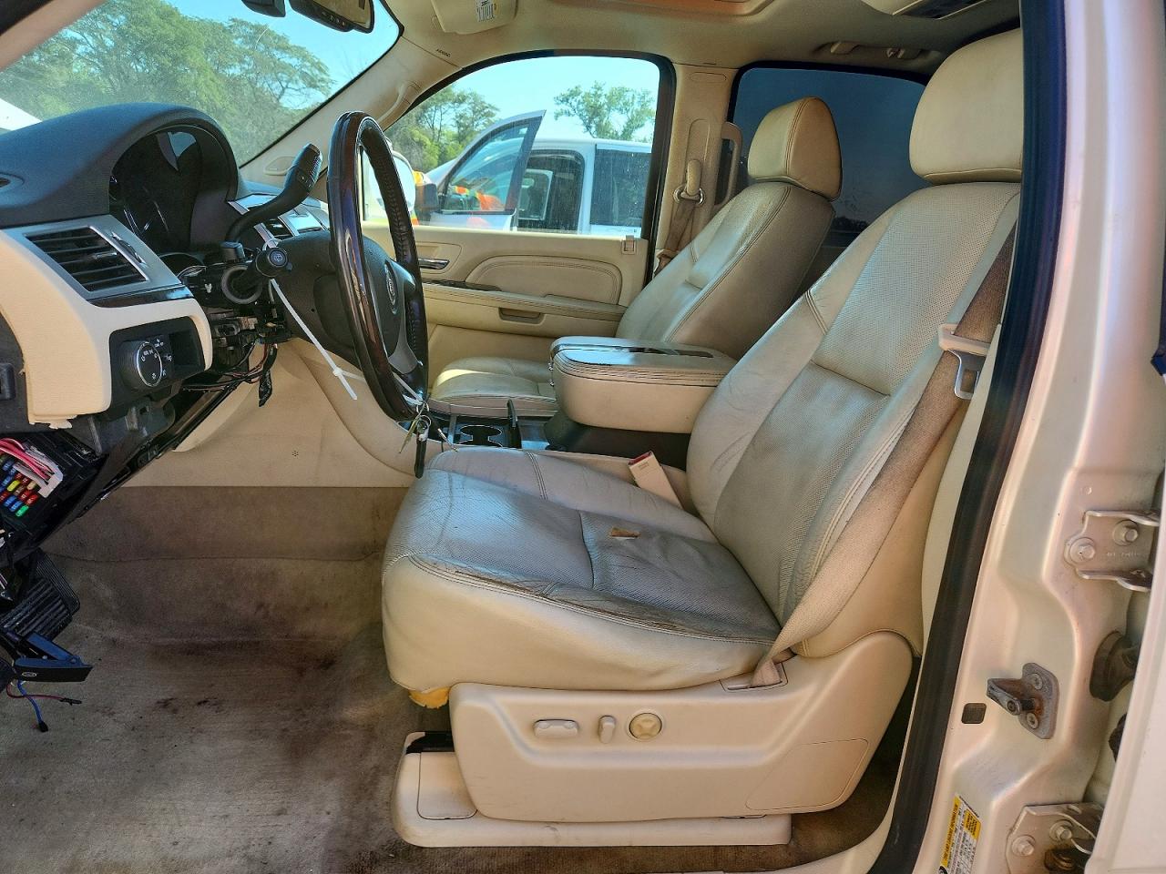 2008 Cadillac Escalade Luxury White vin: 1GYFK63868R244004