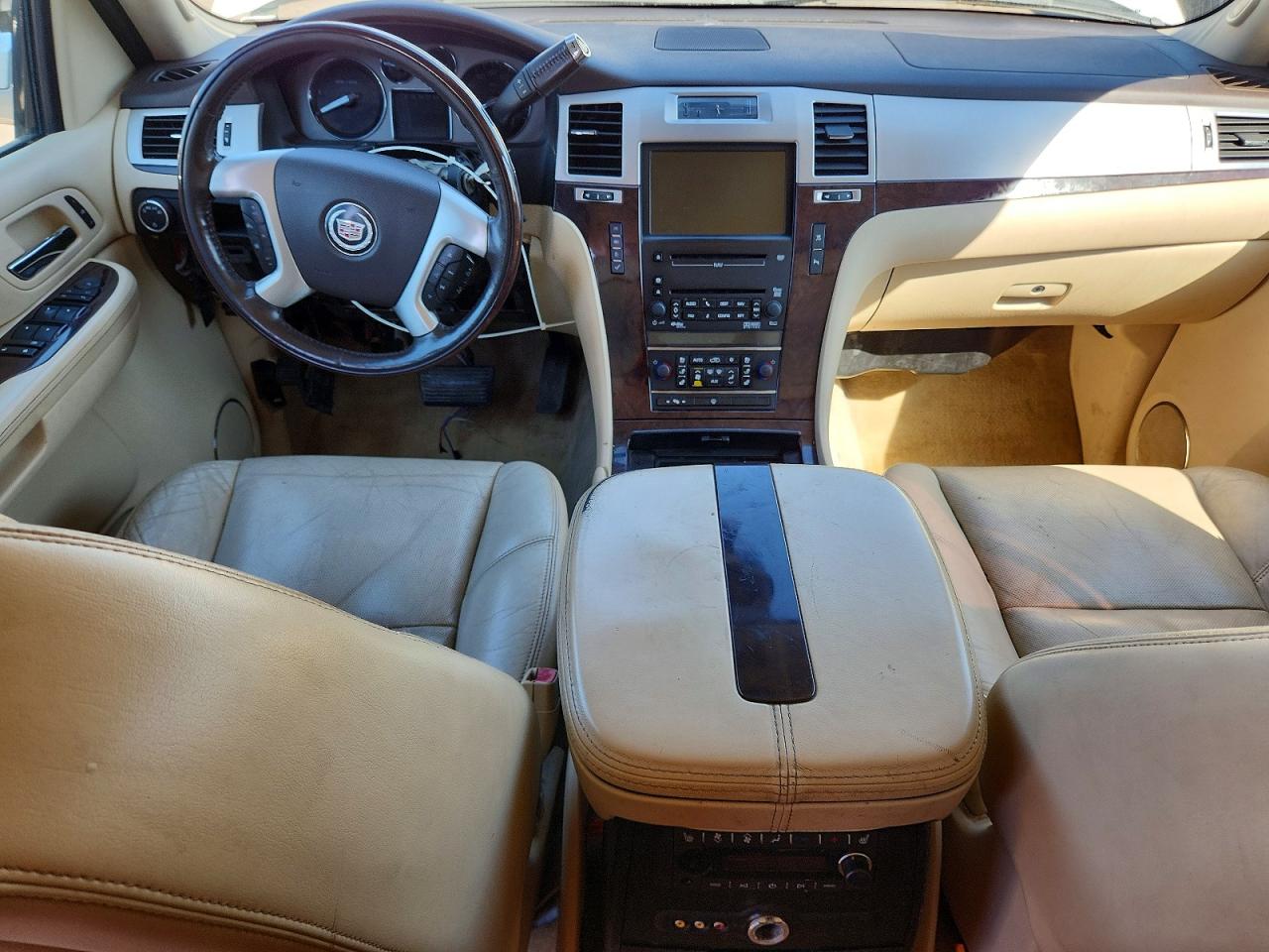 2008 Cadillac Escalade Luxury White vin: 1GYFK63868R244004