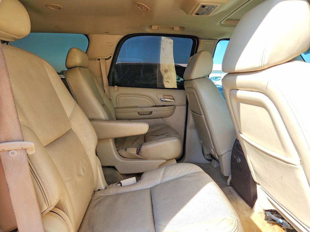 2008 Cadillac Escalade Luxury White vin: 1GYFK63868R244004
