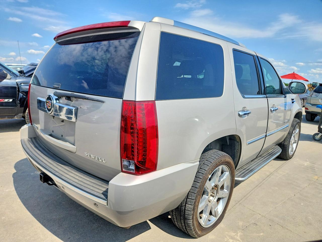 2007 Cadillac Escalade Luxury Cream vin: 1GYFK63877R307190