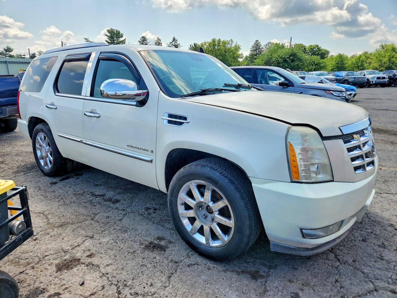 2007 Cadillac Escalade Luxury White vin: 1GYFK63877R355000