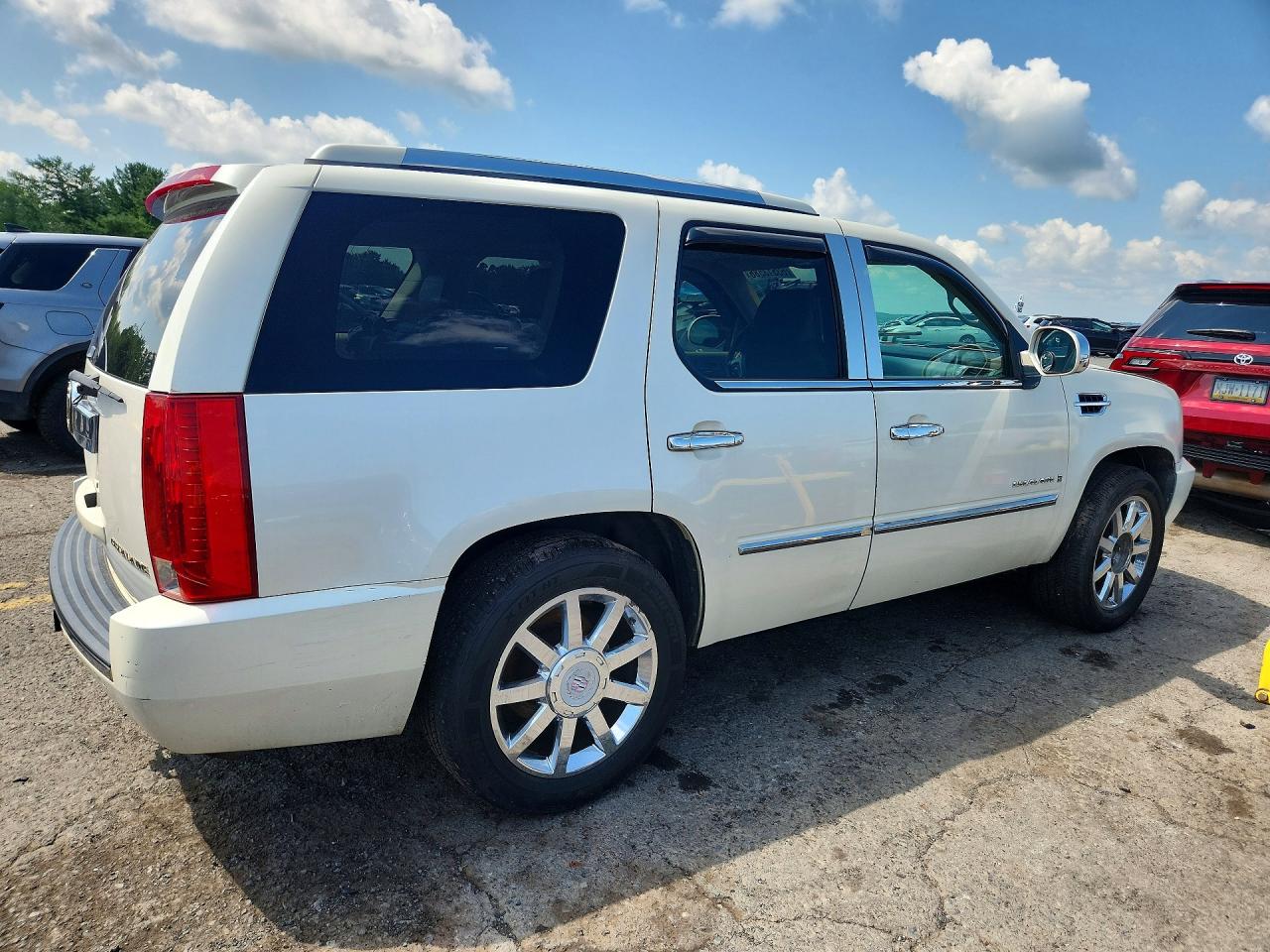 2007 Cadillac Escalade Luxury White vin: 1GYFK63877R355000
