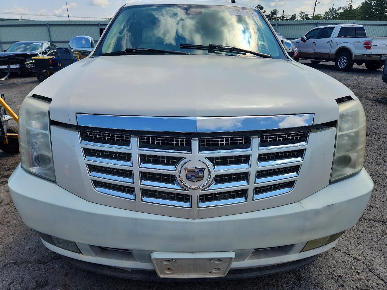 2007 Cadillac Escalade Luxury White vin: 1GYFK63877R355000