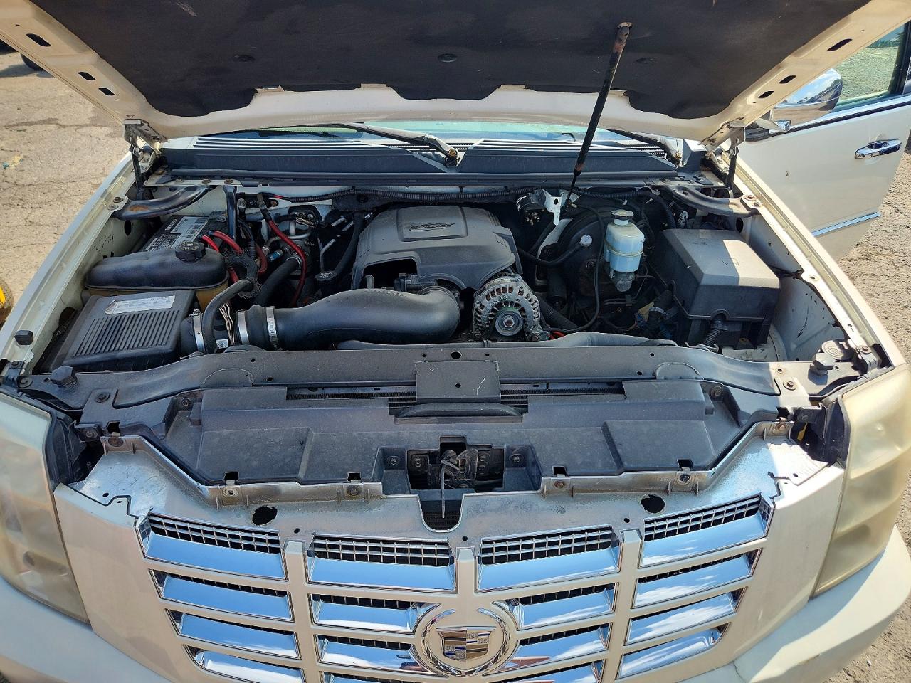 2007 Cadillac Escalade Luxury White vin: 1GYFK63877R355000
