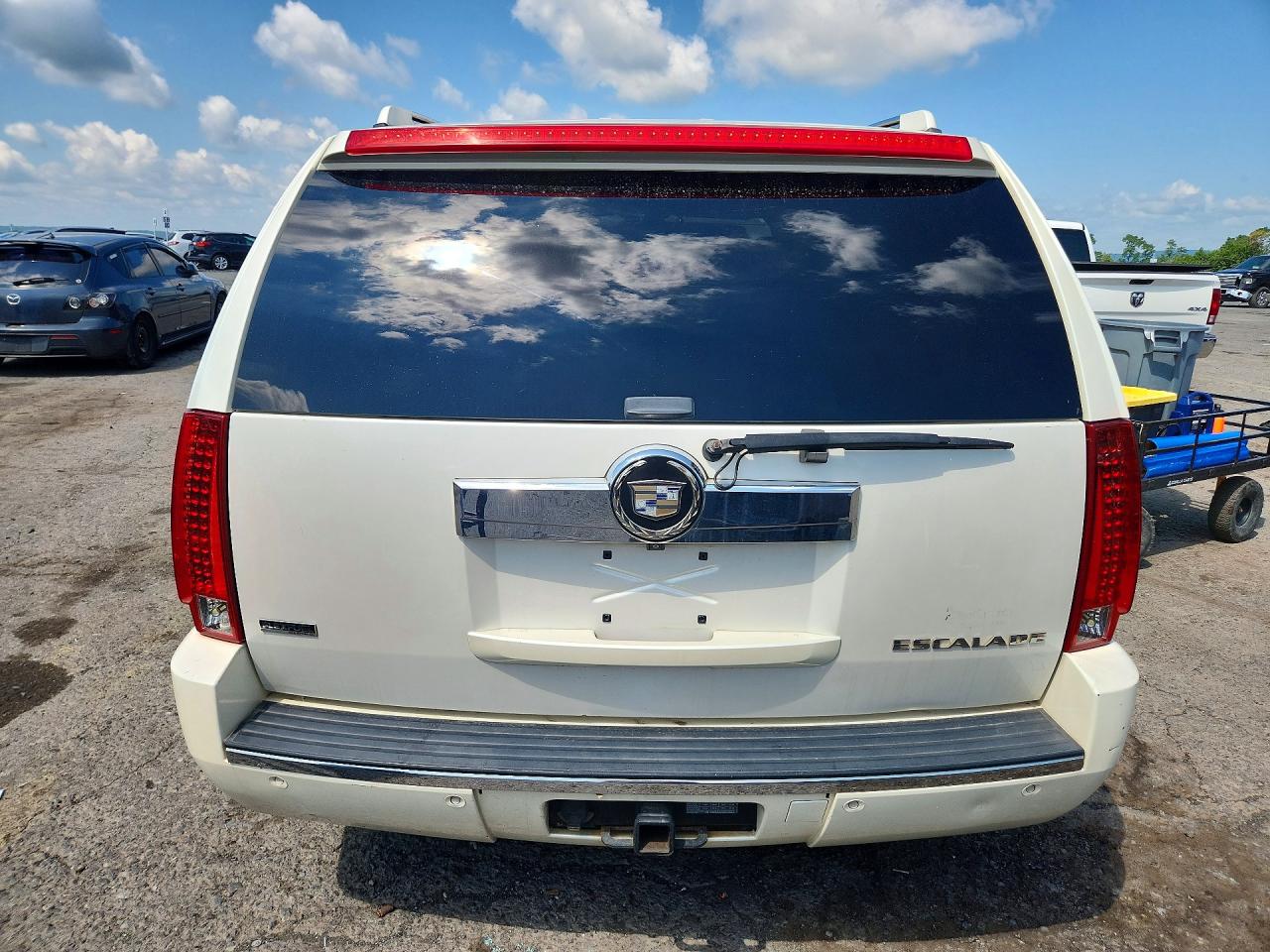 2007 Cadillac Escalade Luxury White vin: 1GYFK63877R355000
