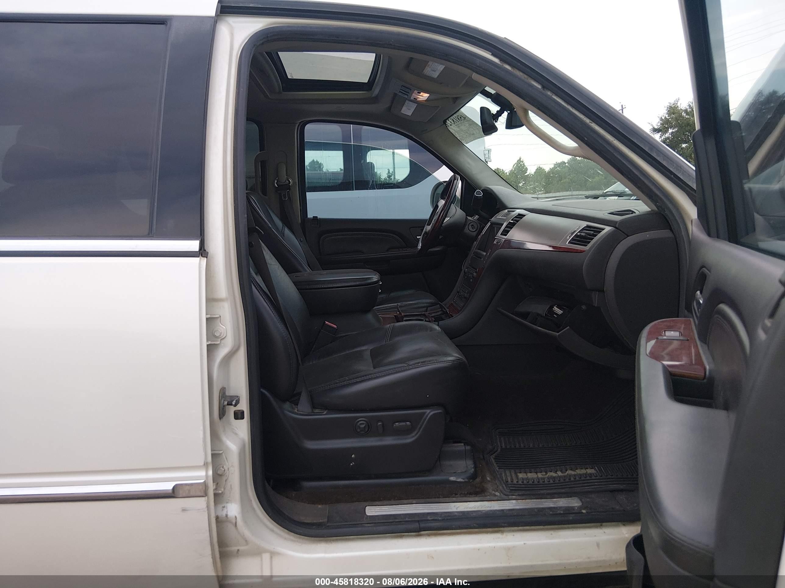 2007 Cadillac Escalade   White vin: 1GYFK63877R419424