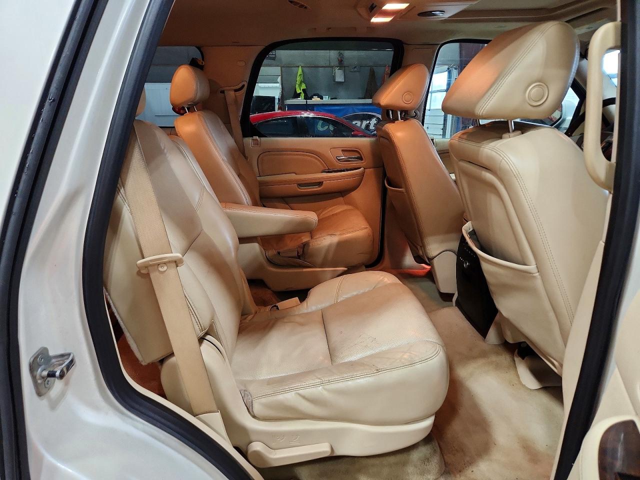 2008 Cadillac Escalade Luxury Cream vin: 1GYFK63878R161780