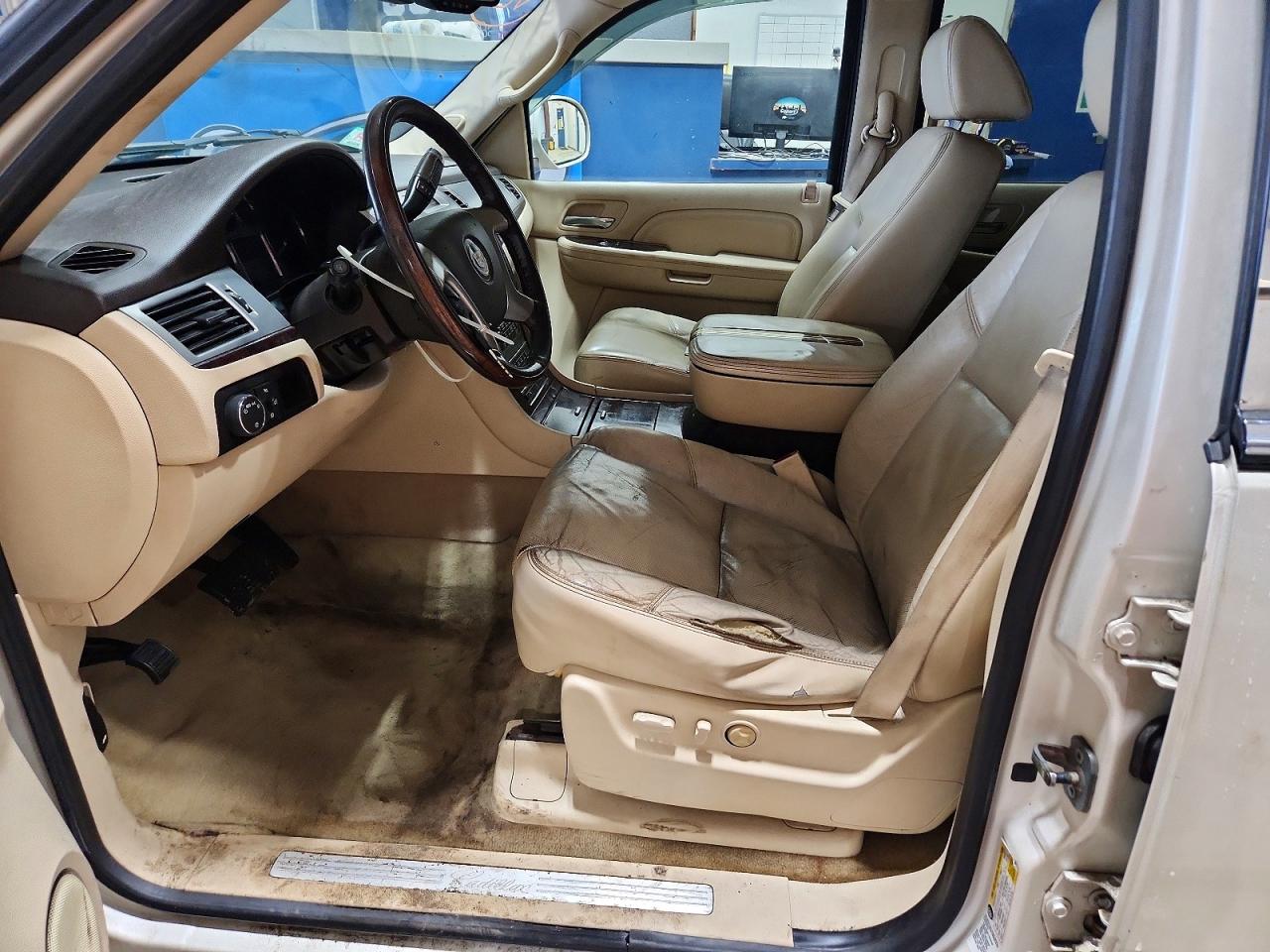 2008 Cadillac Escalade Luxury Cream vin: 1GYFK63878R161780