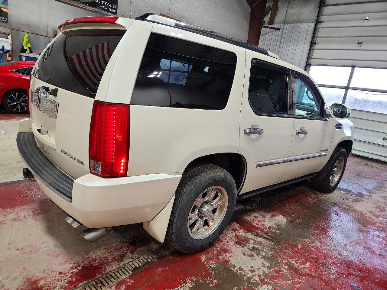 2008 Cadillac Escalade Luxury Cream vin: 1GYFK63878R161780