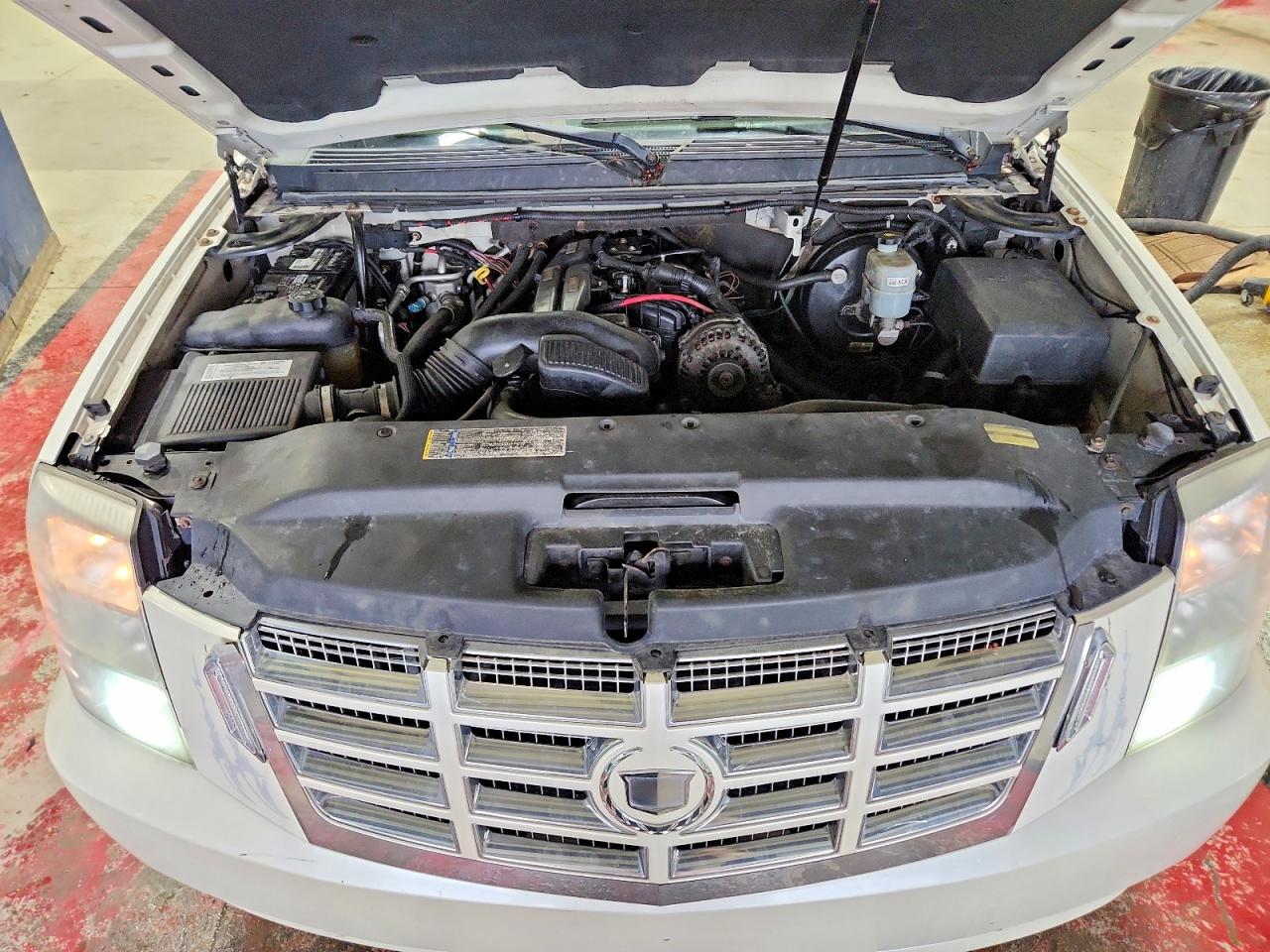2008 Cadillac Escalade Luxury Cream vin: 1GYFK63878R161780