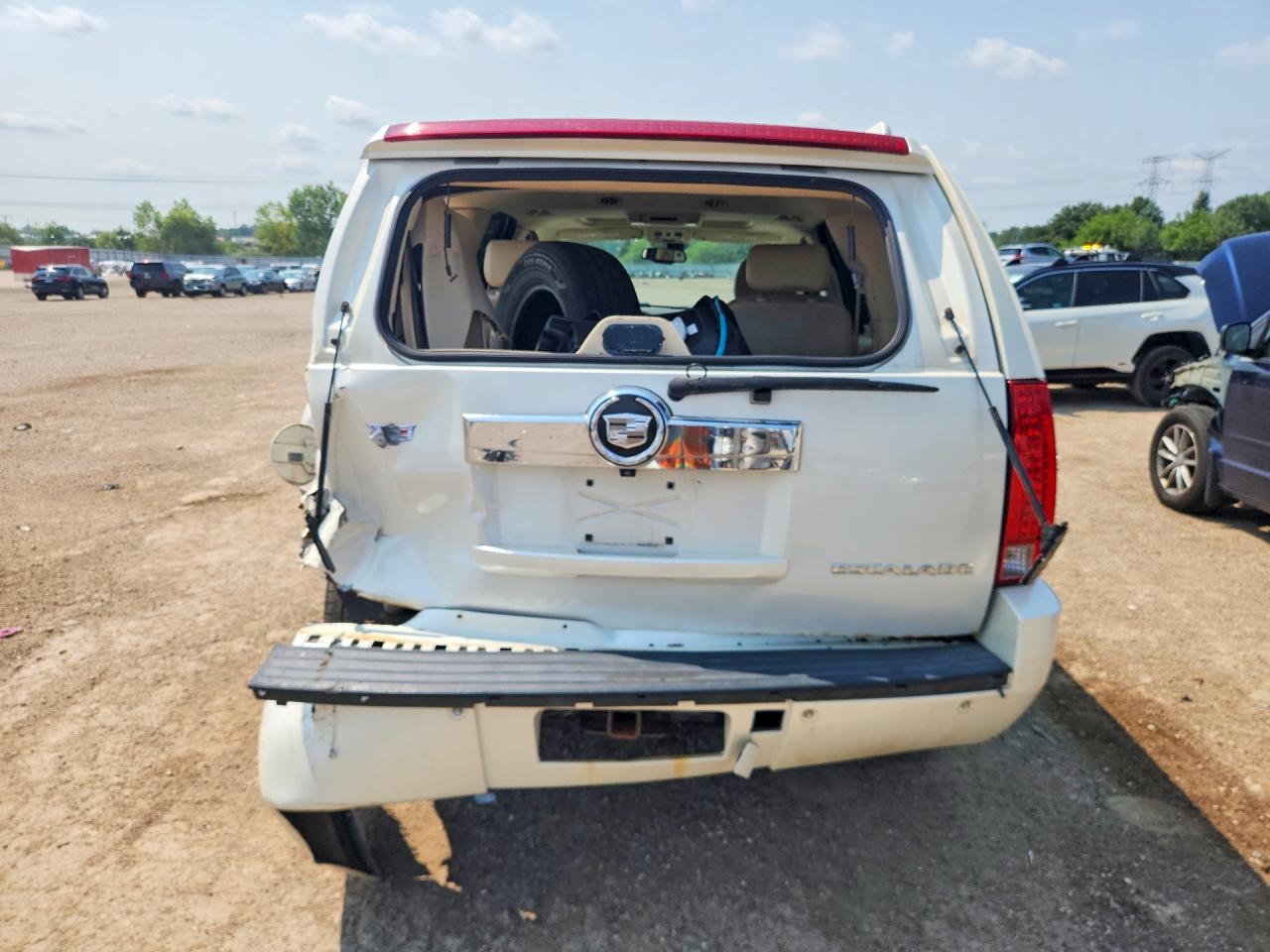 2008 Cadillac Escalade Luxury White vin: 1GYFK63878R165327